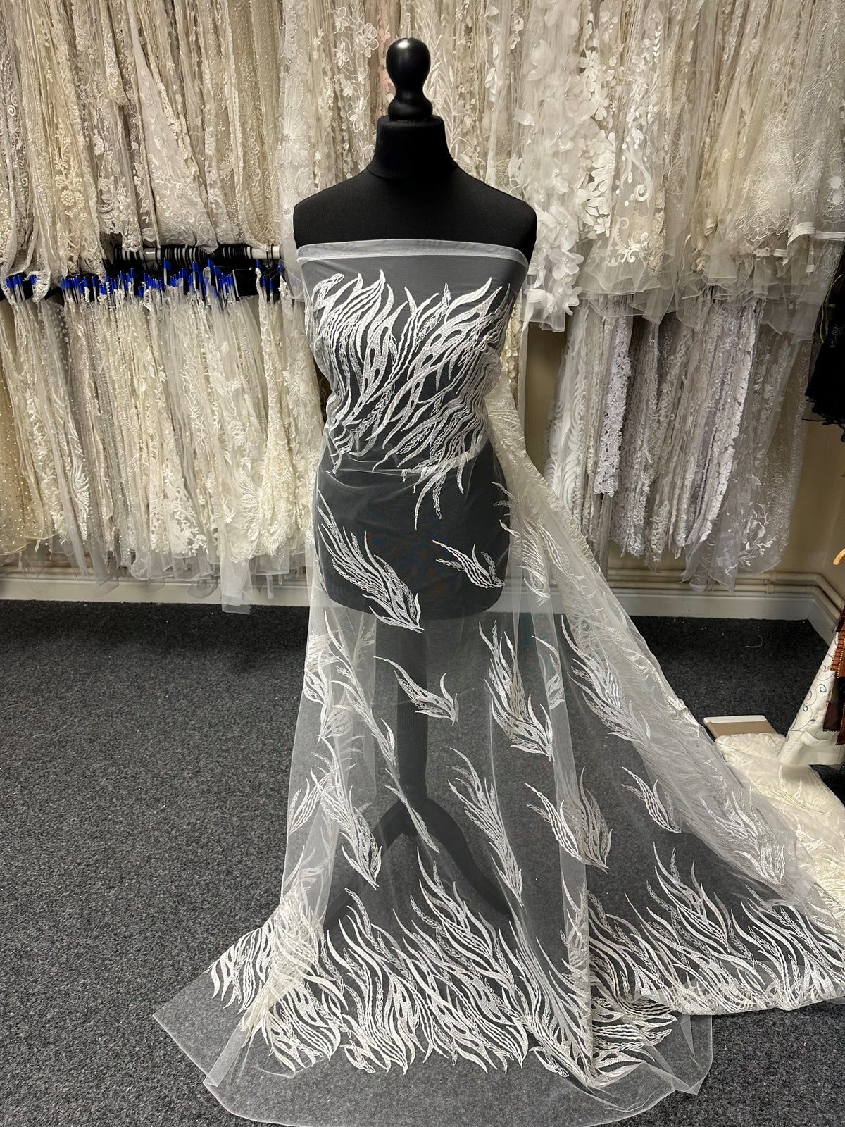 Elfenbeinfarbene bestickte Spitze – Carson