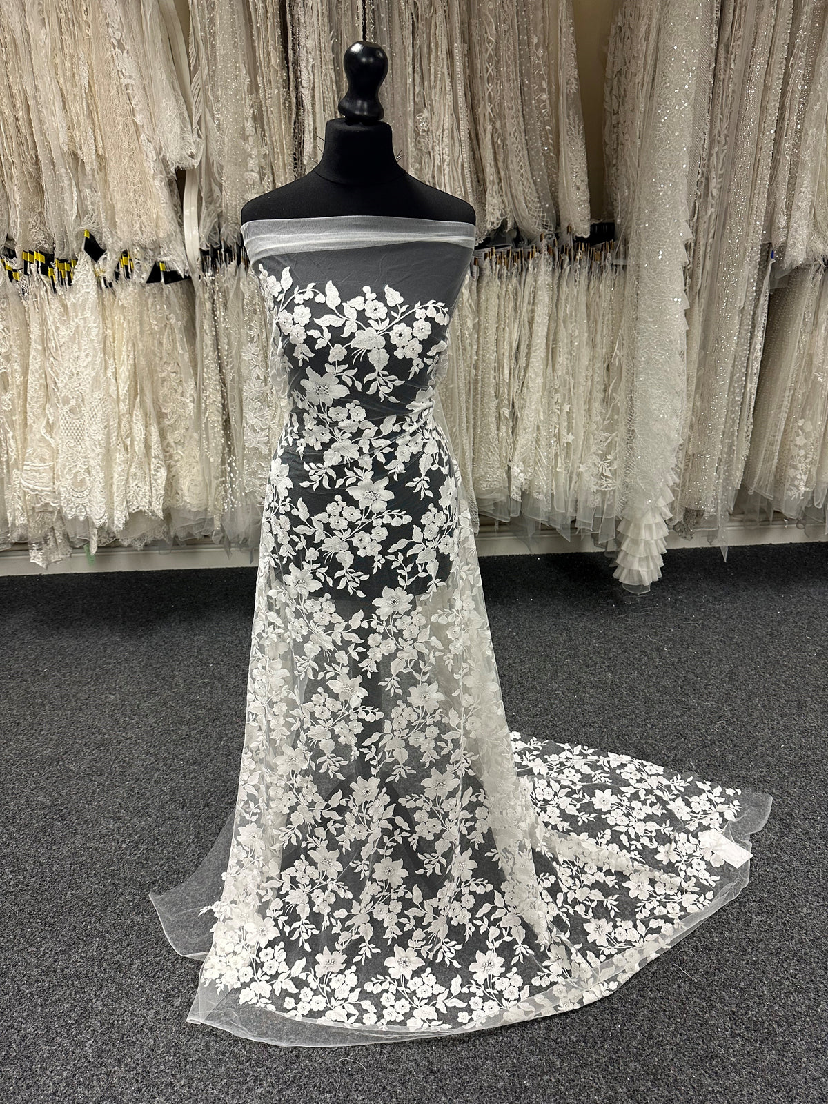 Elfenbeinfarbene bestickte Spitze - Gamba