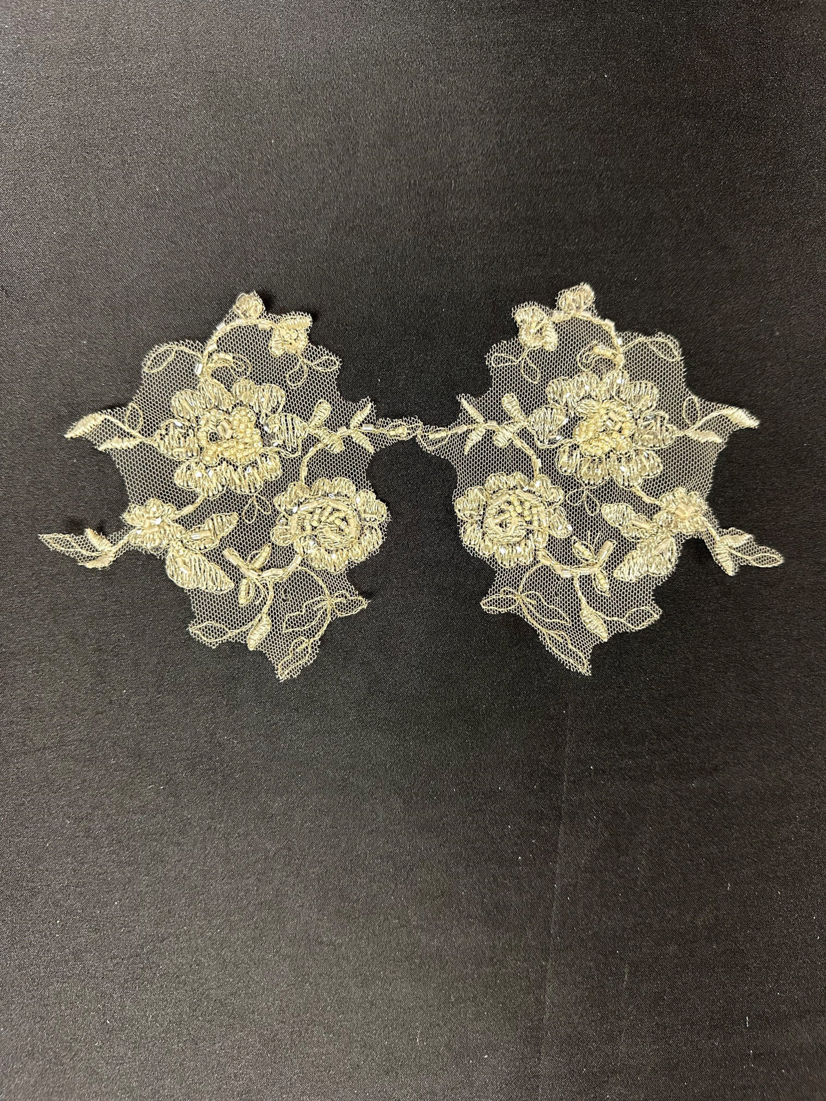 Cappuccino-farbene, perlenbesetzte Spitzenapplikationen – Saftig