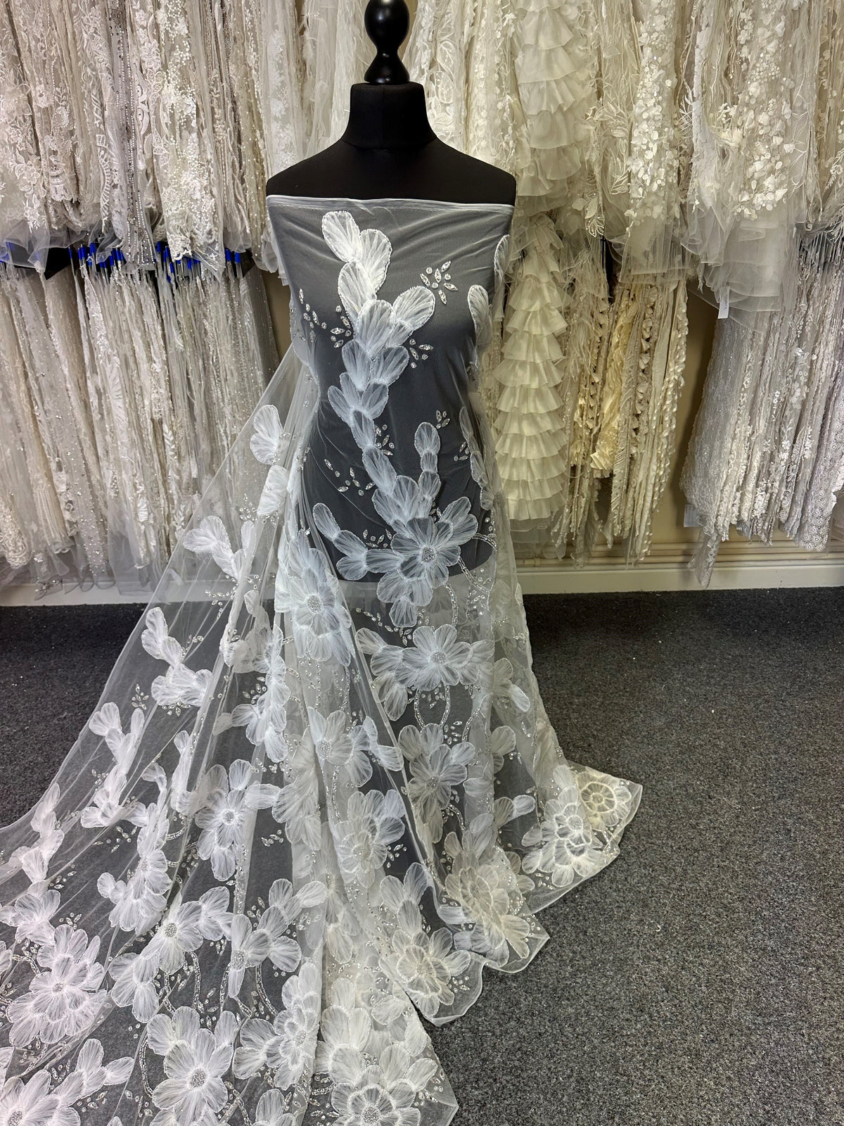 Elfenbeinfarbene bestickte Spitze - Schilf