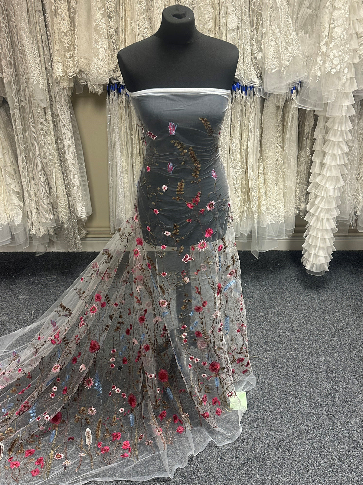 Bonbonrosa bestickte Spitze – Sassi