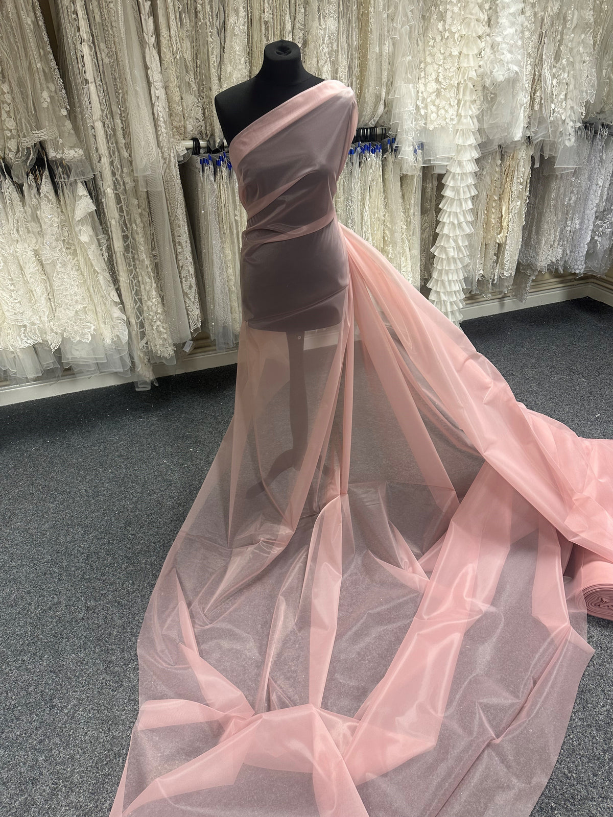 Rosafarbener Tüllkörper - Challenger