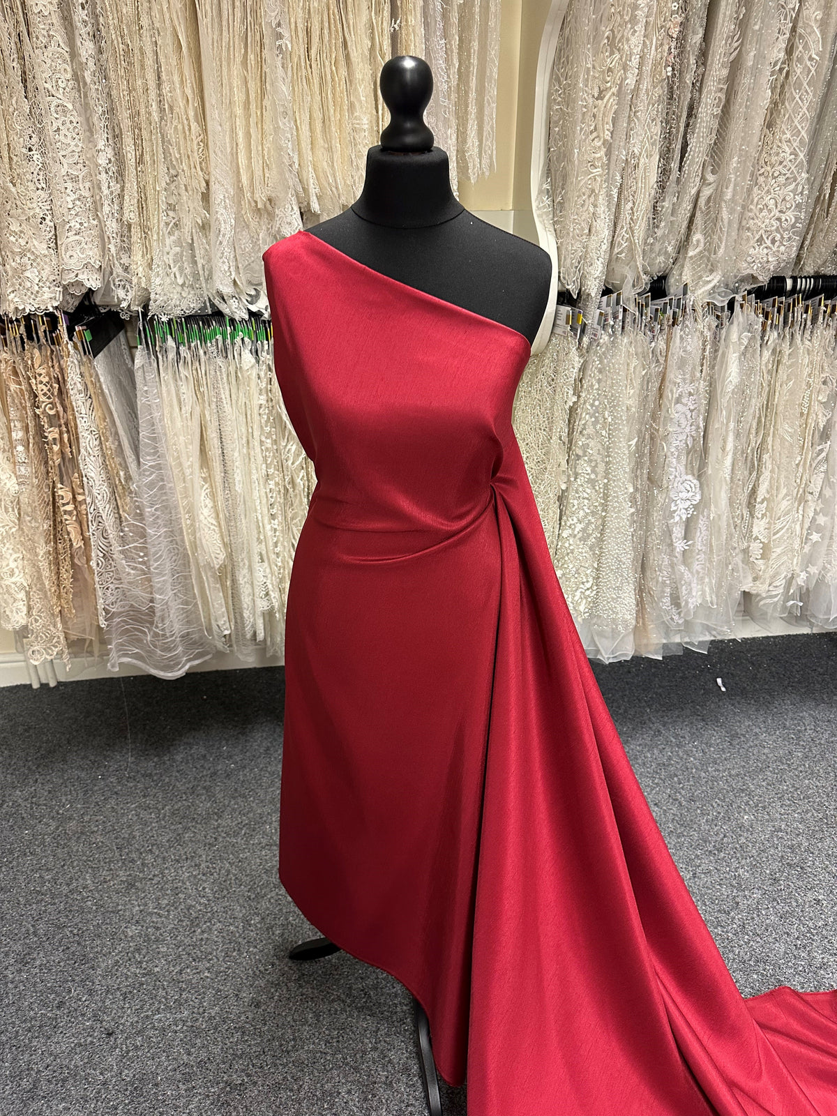 Rubinroter Polyester-Dupion mit Satinrücken - Klarheit