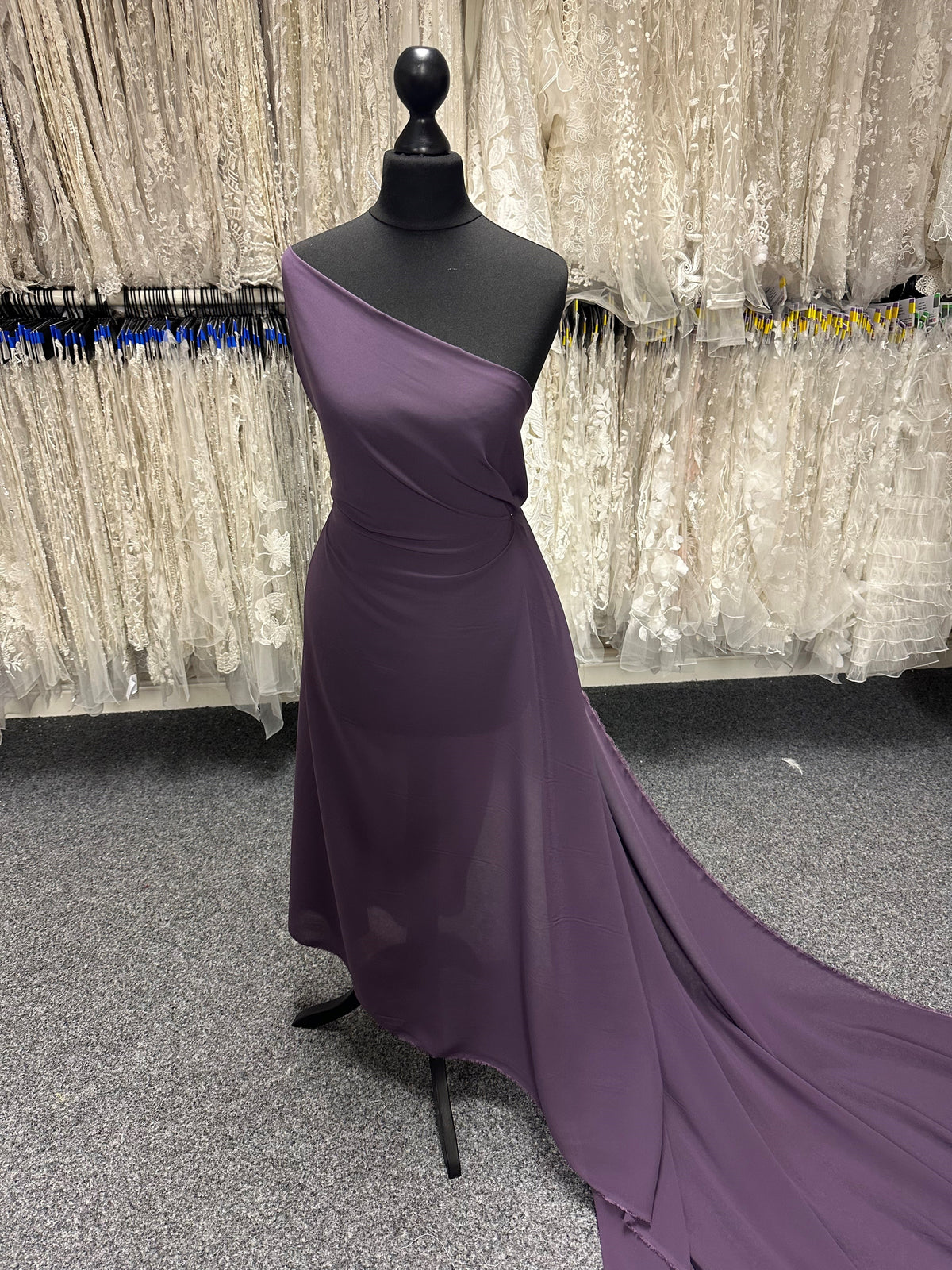 Auberginefarbener Polyester-Chiffon-Stoff – Serendipity