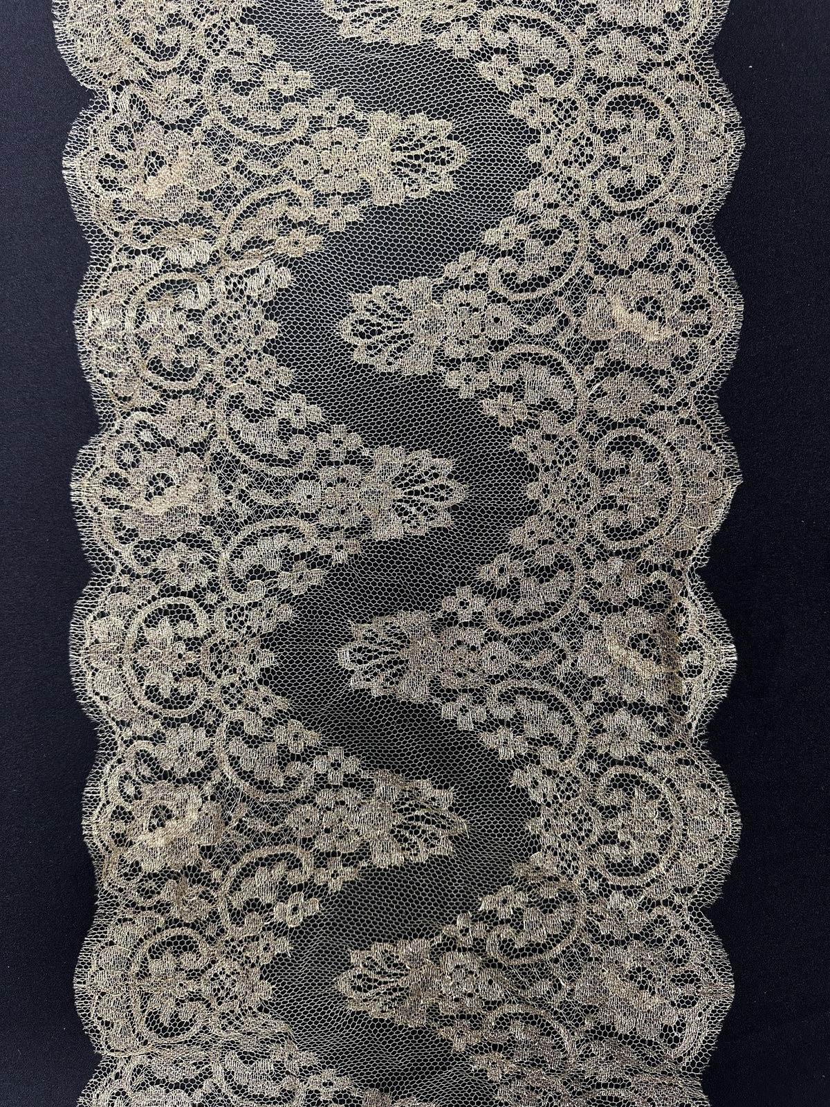 Goldfarbener Chantilly-Spitzenbesatz – Natasha