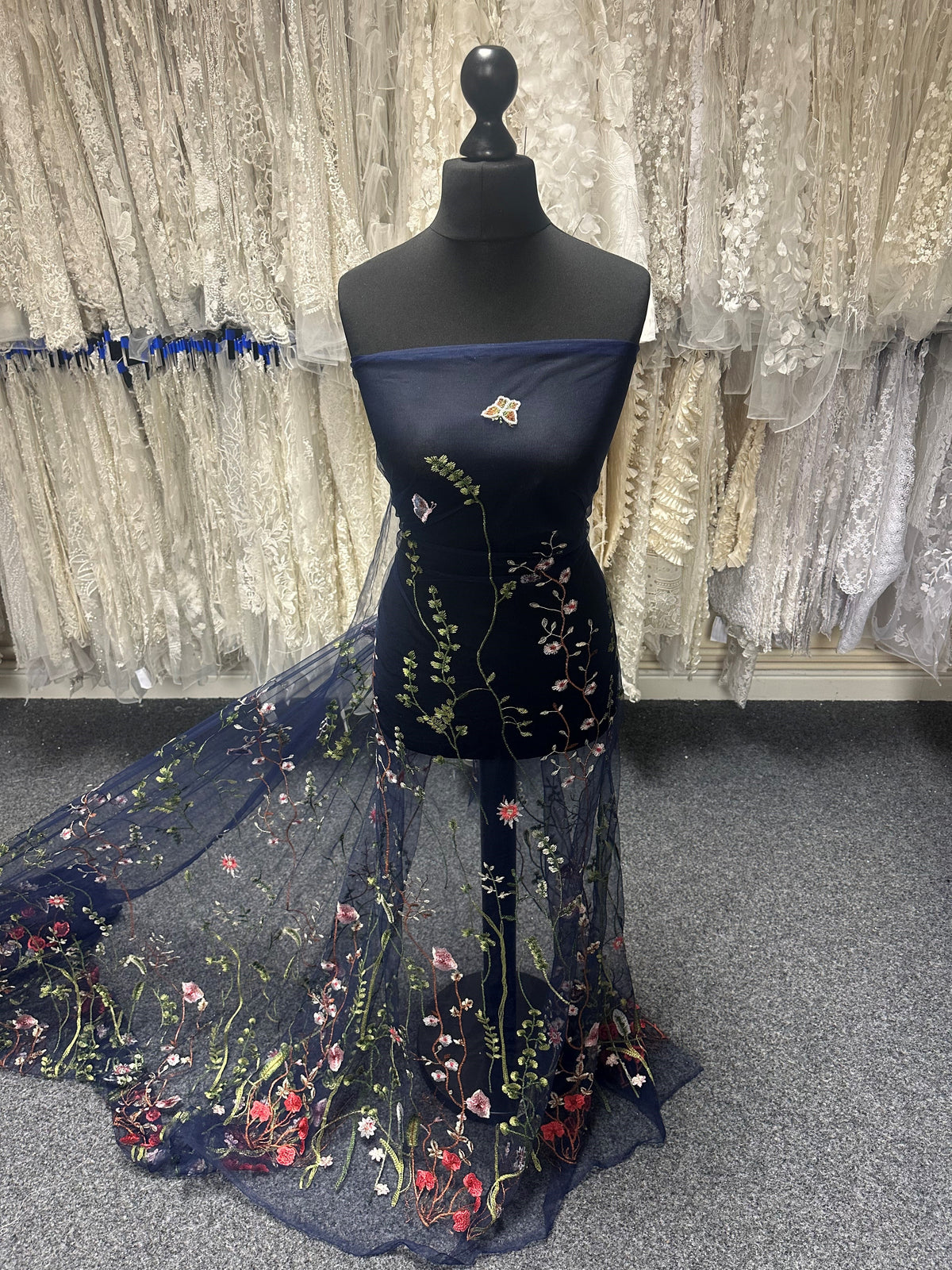 Marineblaue bestickte Spitze – Sassi