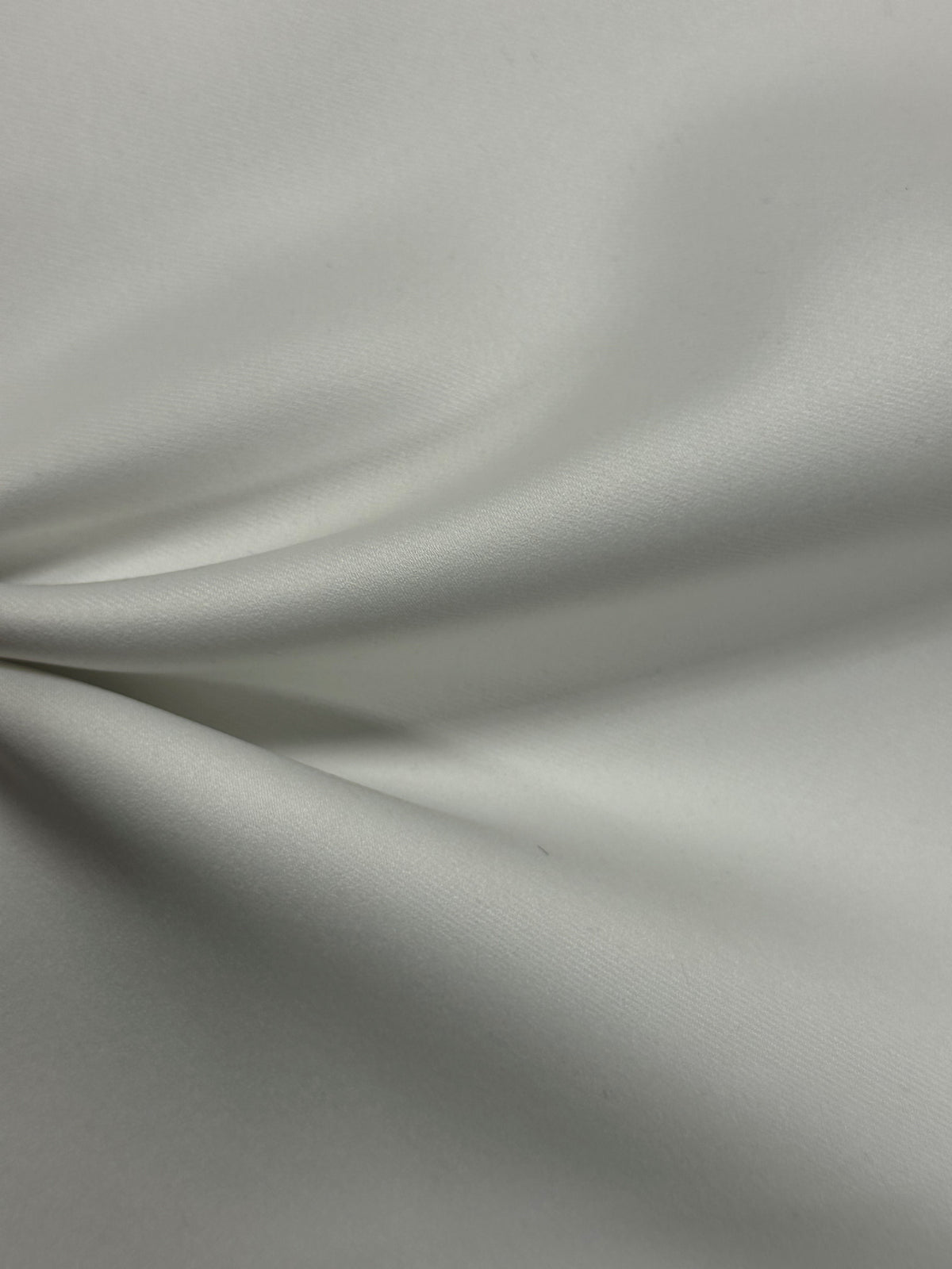 Elfenbeinfarbener Polyester-Satin – Enthrall