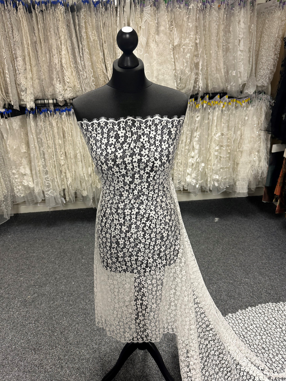 Elfenbeinfarbene Chantilly-Spitze – Aino