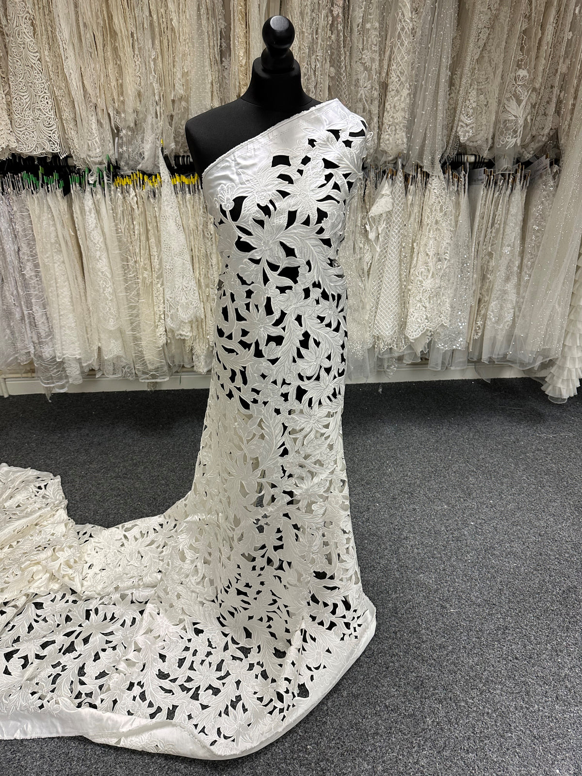 Elfenbeinfarbener lasergeschnittener Satin – Lantana