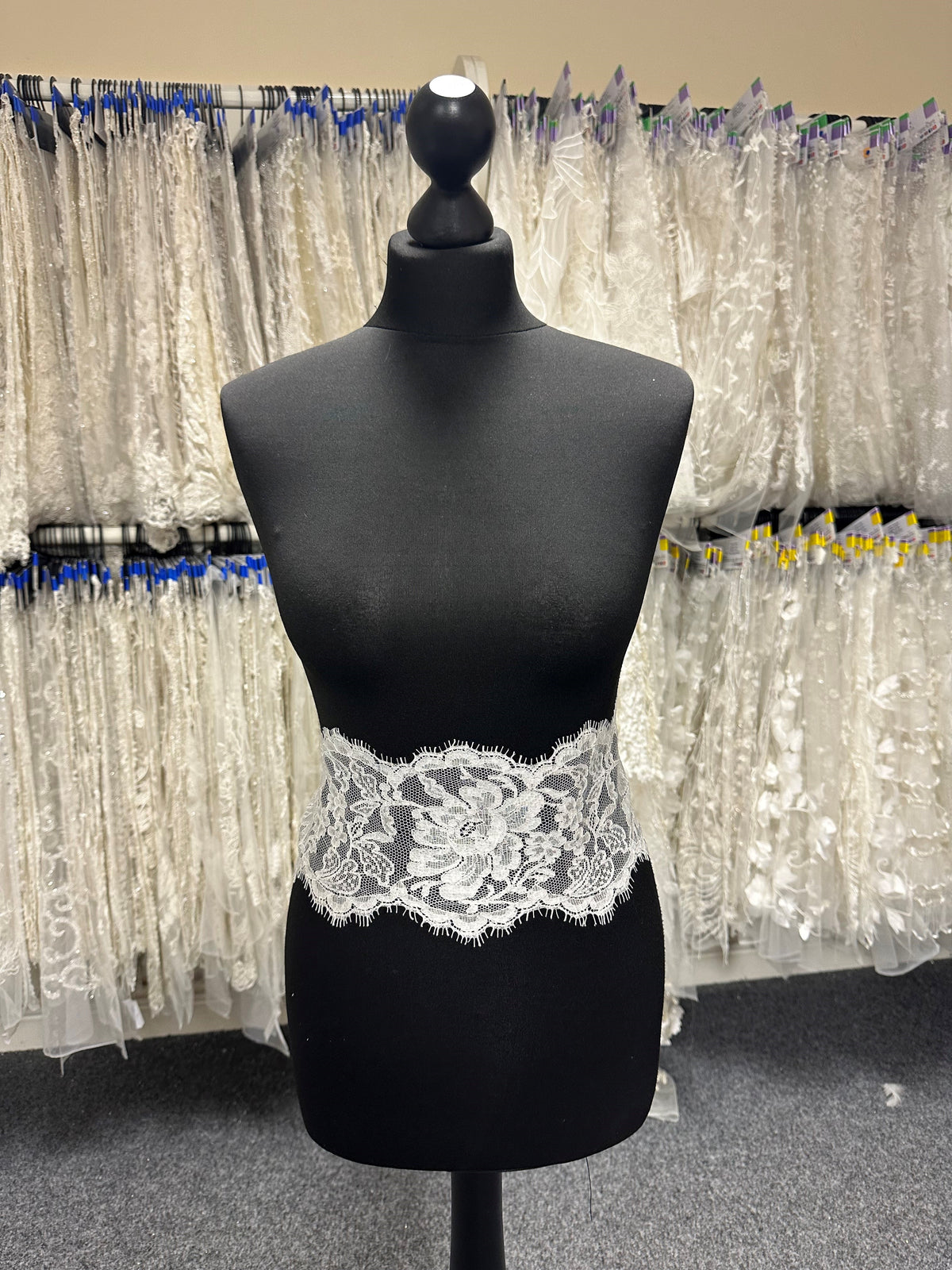 Elfenbeinfarbener Chantilly-Spitzenbesatz mit Kordel - Grusso