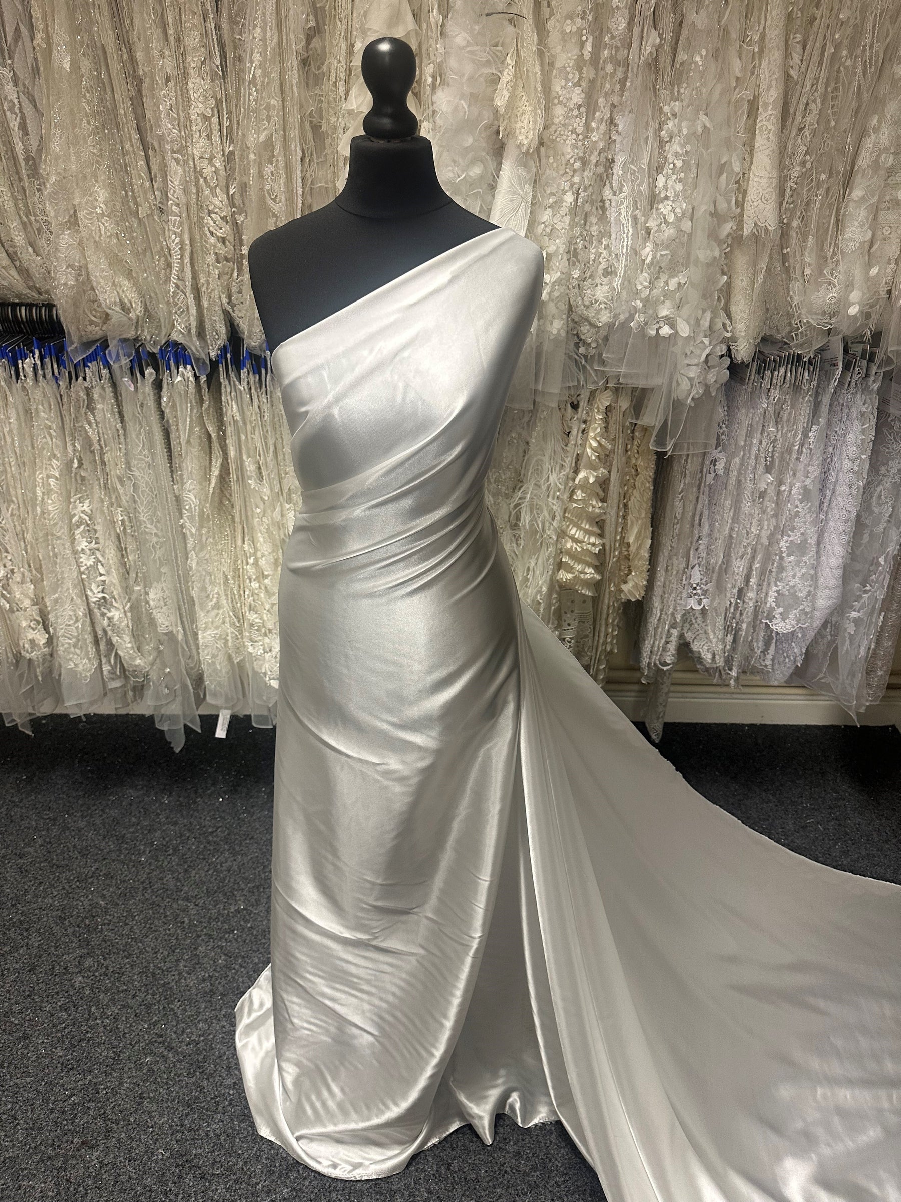 Elfenbeinfarbener Polyestersatin – Ascot
