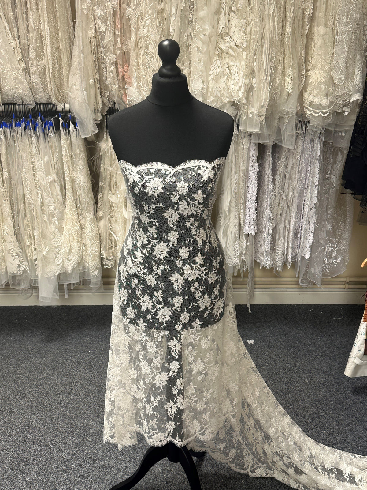 Elfenbeinfarbene Chantilly-Spitze – Micola