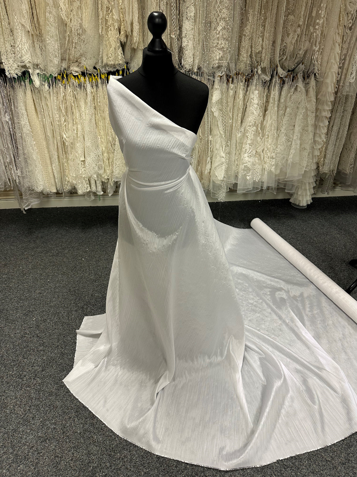 Weißer Knittersatin - Magnitude