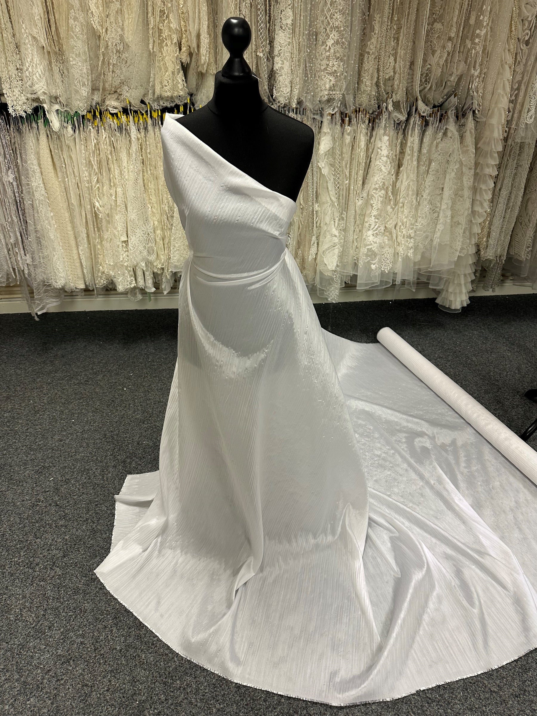 Weißer Knittersatin - Magnitude