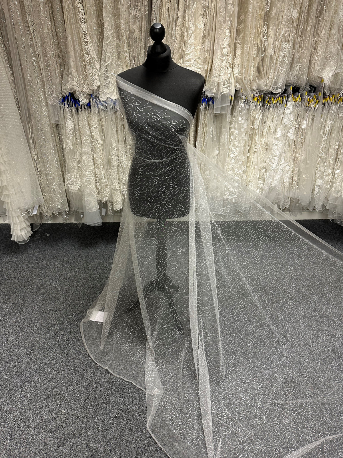 Elfenbeinfarbener Pailletten-Tüll im Mäandermuster - Amorous (CF)