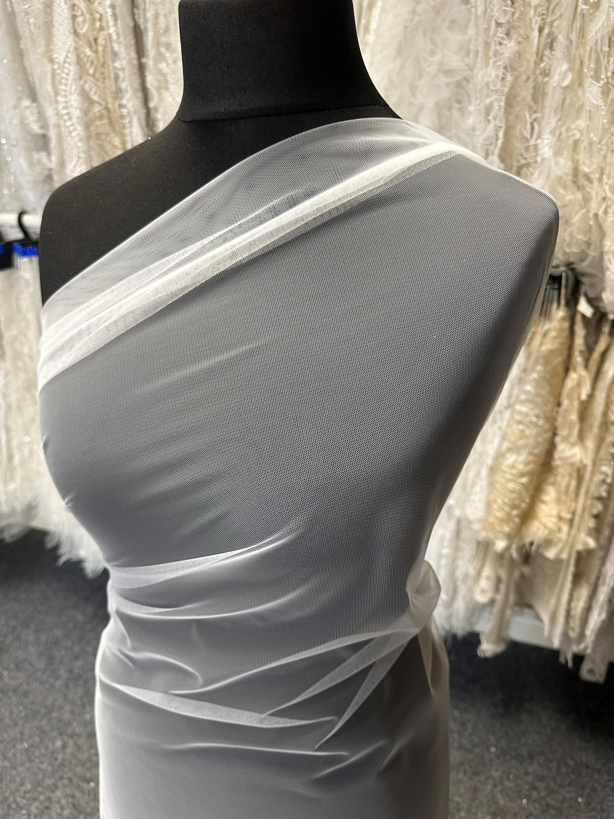 Elfenbeinfarbener Tüll – Karneval