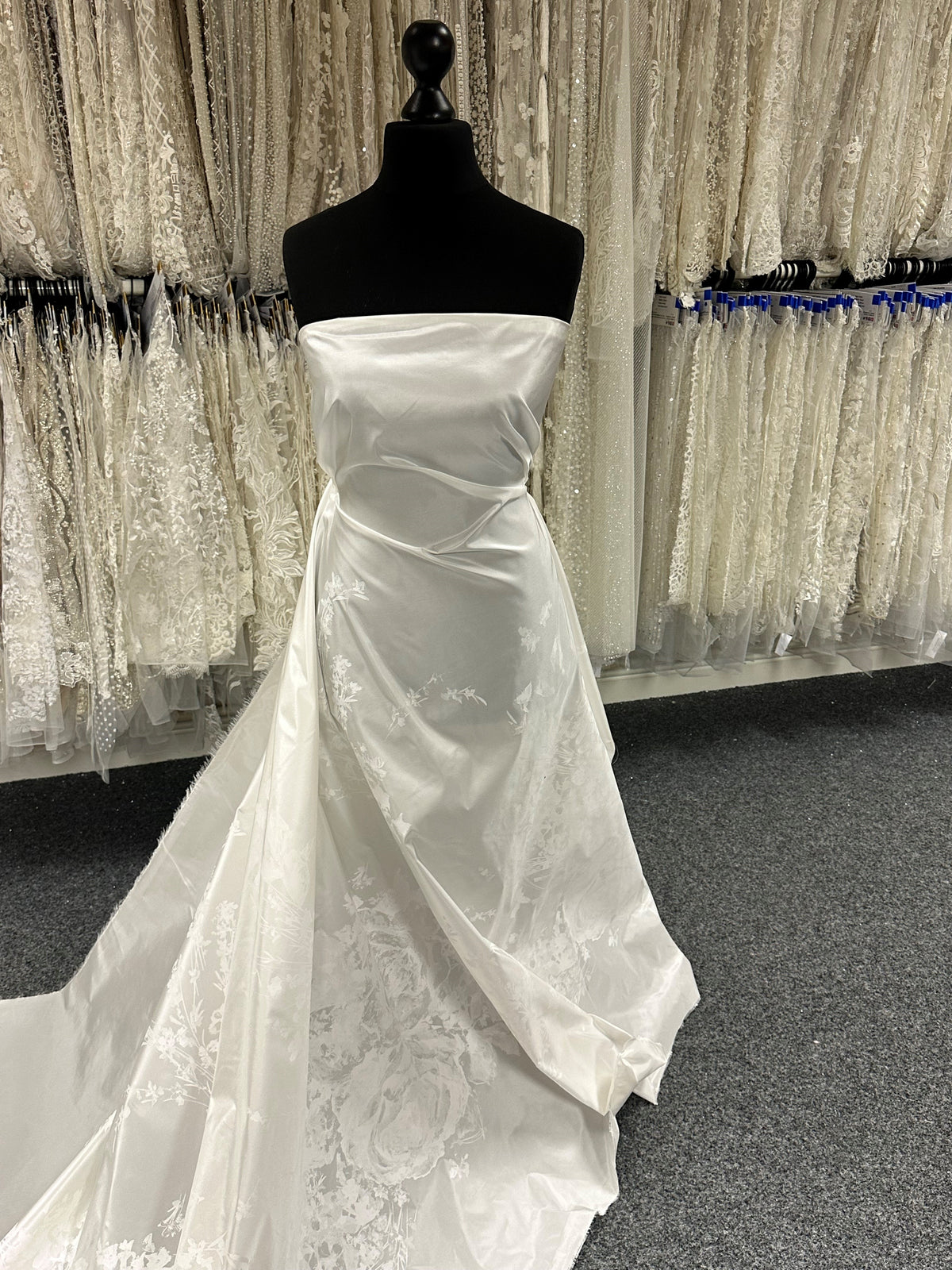 Elfenbeinfarbener bedruckter Seidentaft - Jacquetta