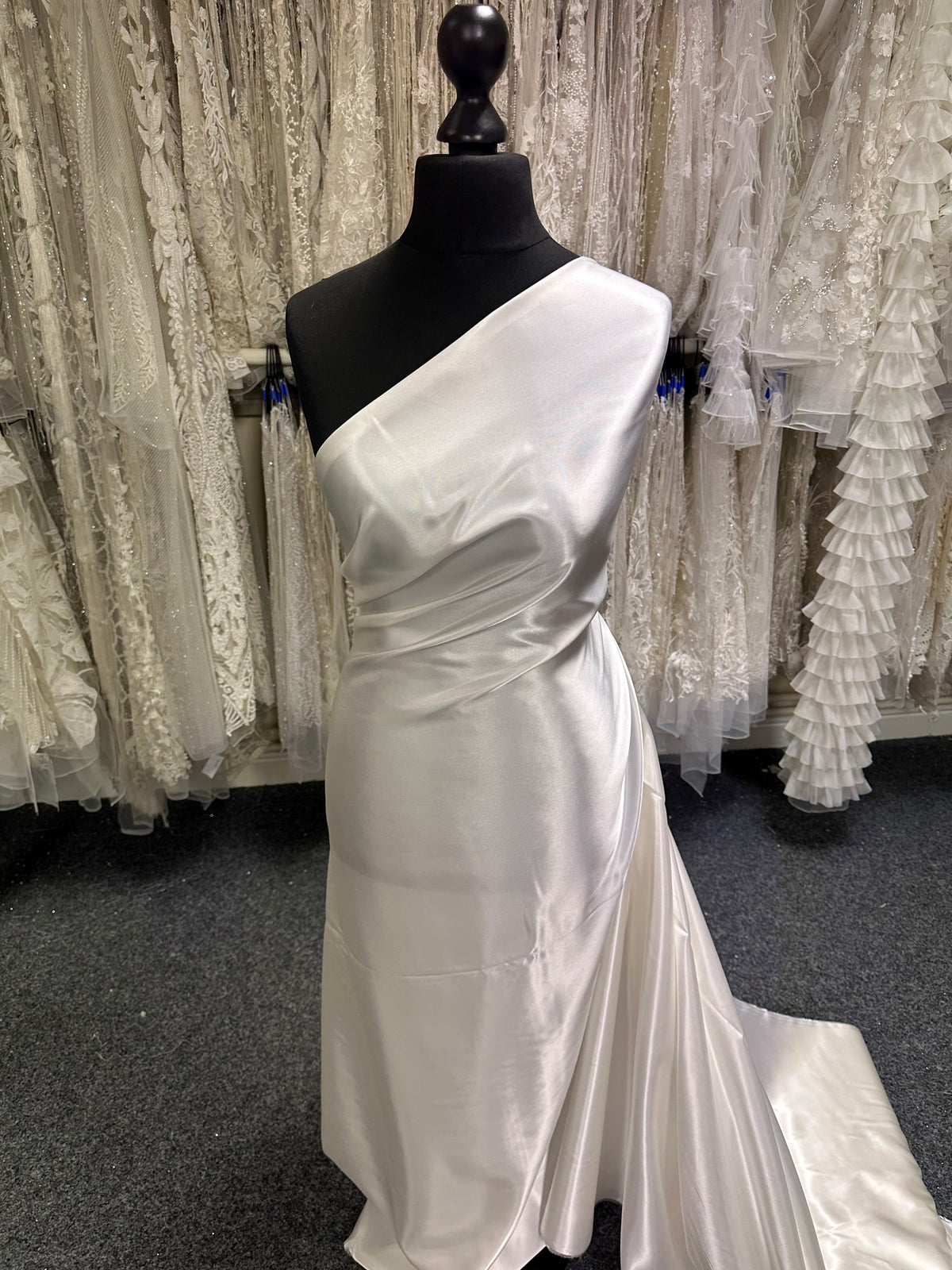 Elfenbeinfarbener Acetat-Viskose-Satin – Devotion