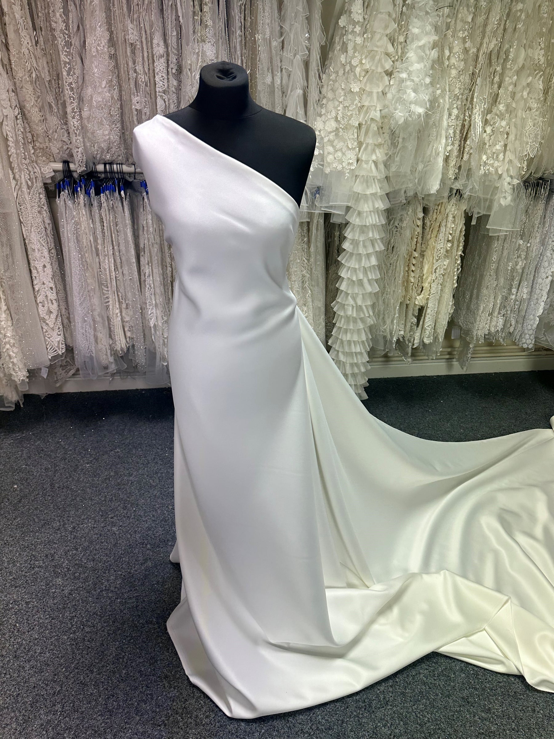 Elfenbeinfarbener schwerer Polyester-Satin – Queen
