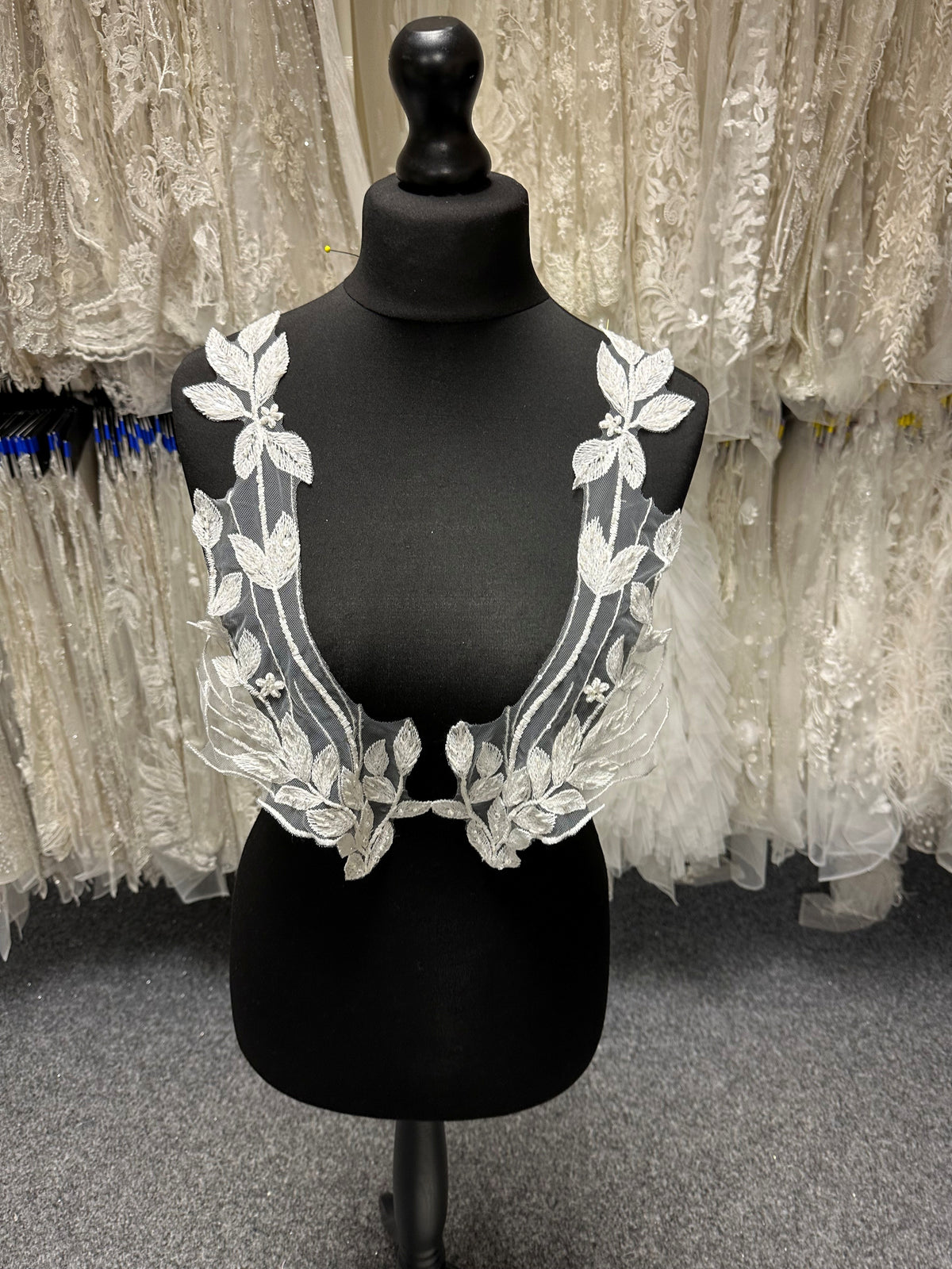 Elfenbeinfarbene Perlenspitzenapplikationen - MT4010