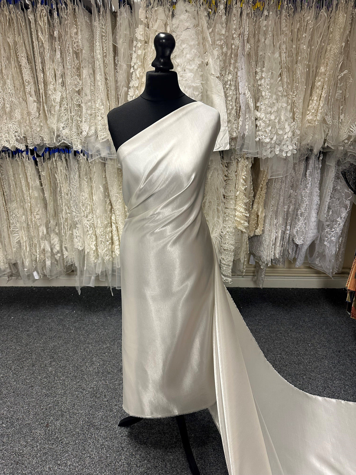 Elfenbeinfarbenes Dupion mit Polyester-Satin-Rückseite – Klarheit