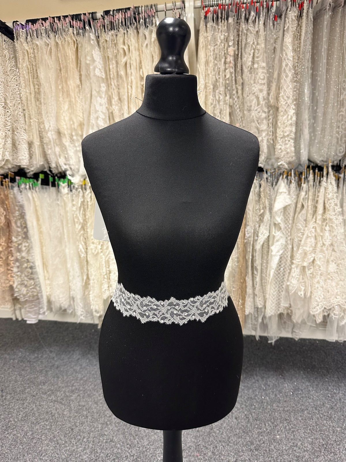 Elfenbeinfarbener leichter Spitzenbesatz - Merle