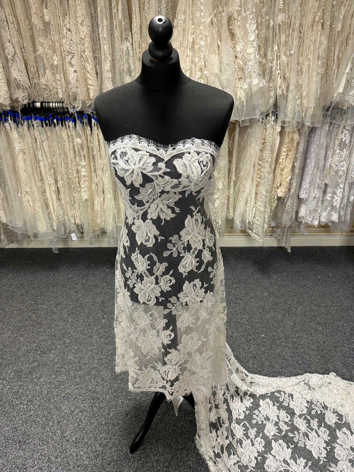 Elfenbeinfarbene verzierte Chantilly-Spitze - Henri