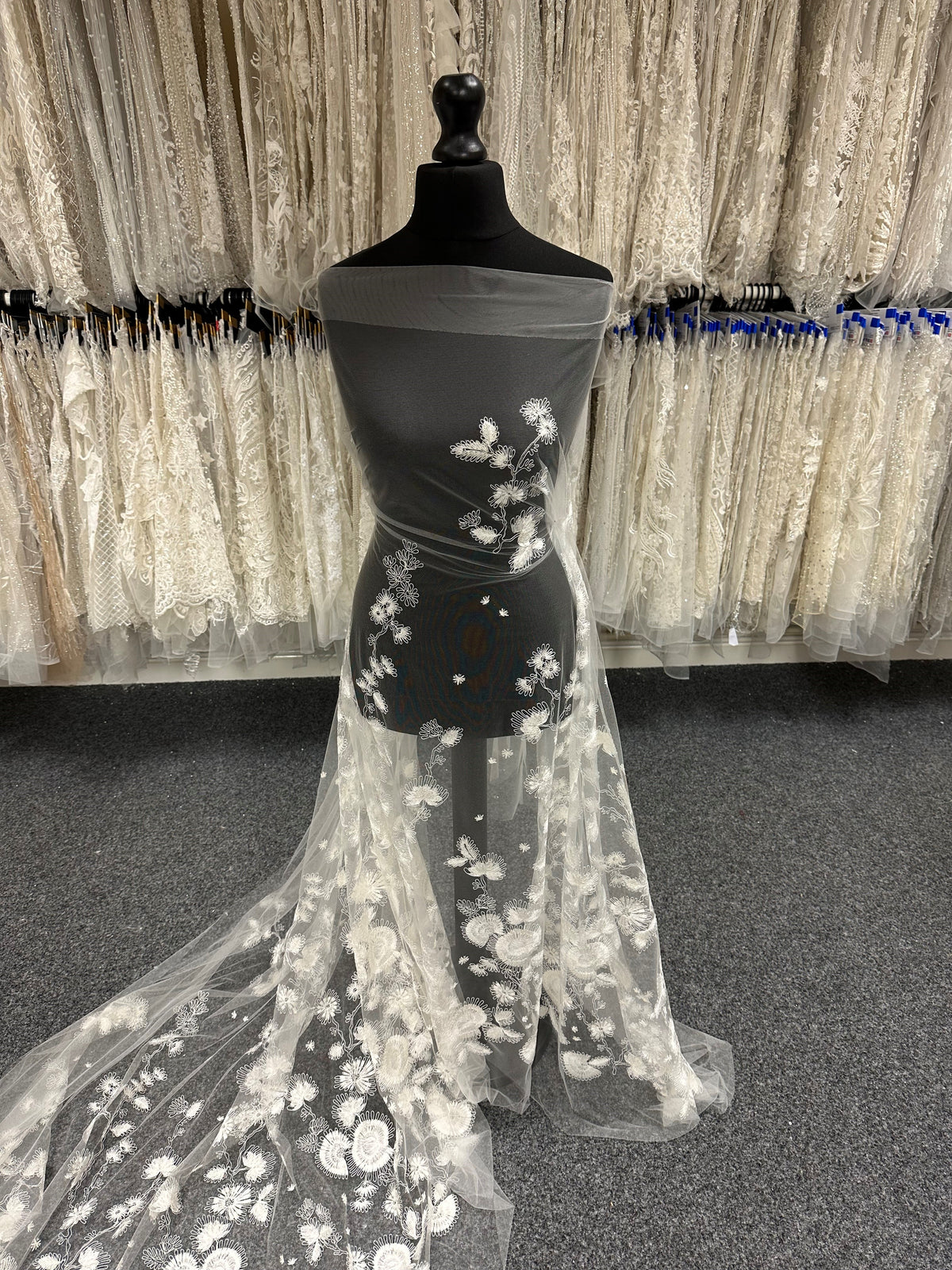 Elfenbeinfarbene italienische bestickte Spitze - Koda