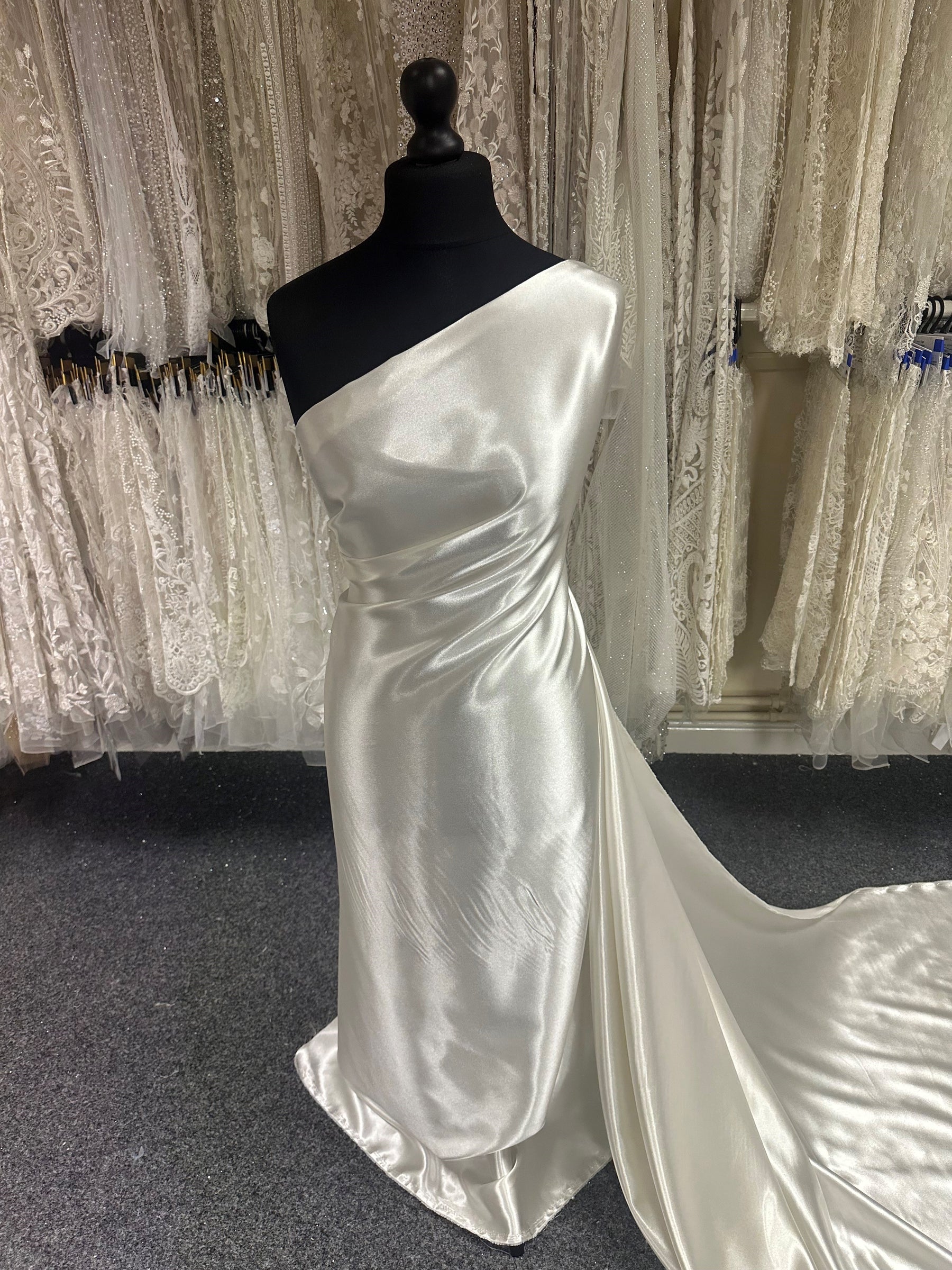 Elfenbeinfarbener Polyester-Stretch-Satin – Courage