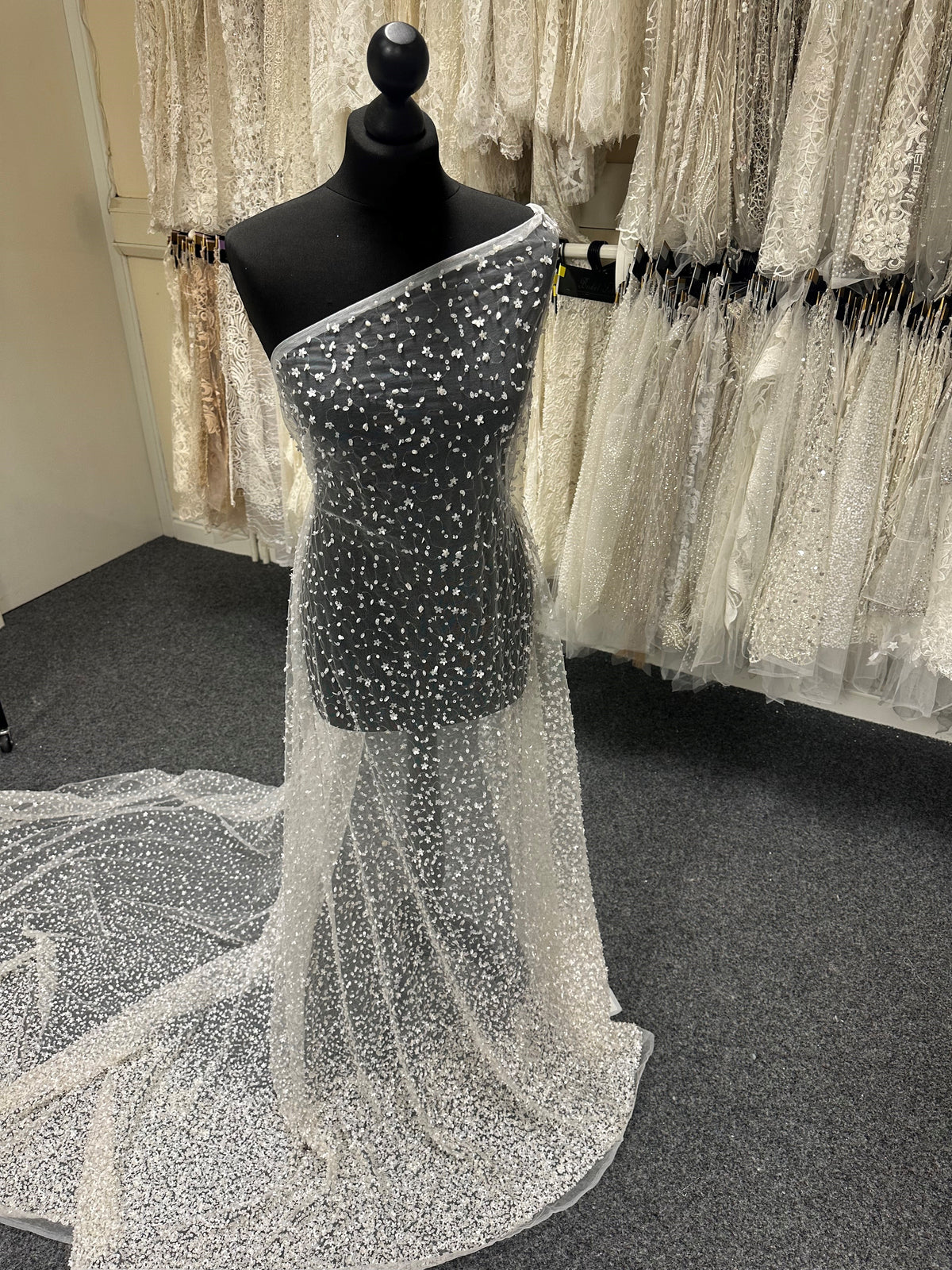 Elfenbeinfarbene Paillettenspitze - Caris