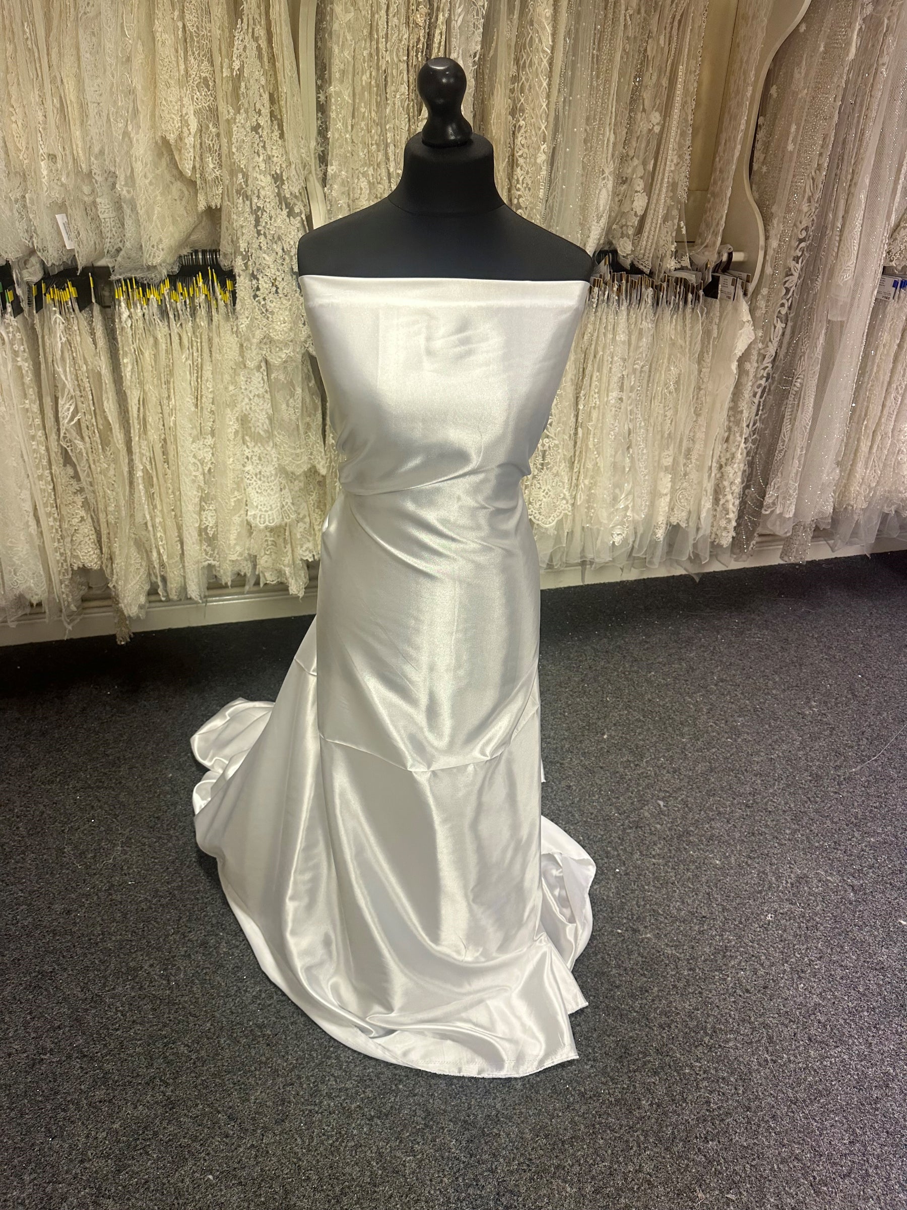 Weißer Polyestersatin – Ascot