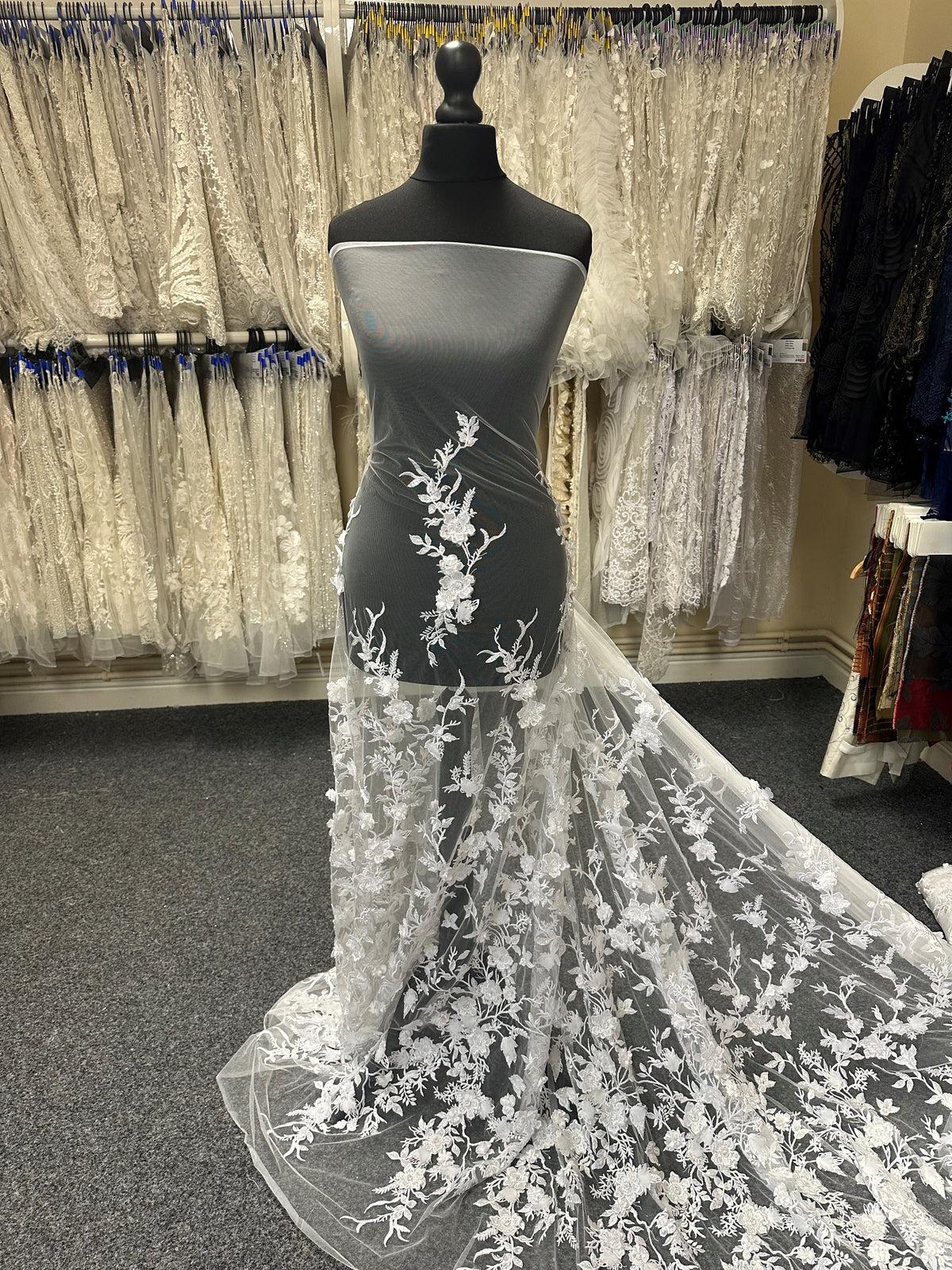 Weiße bestickte 3D-Spitze – Abiona