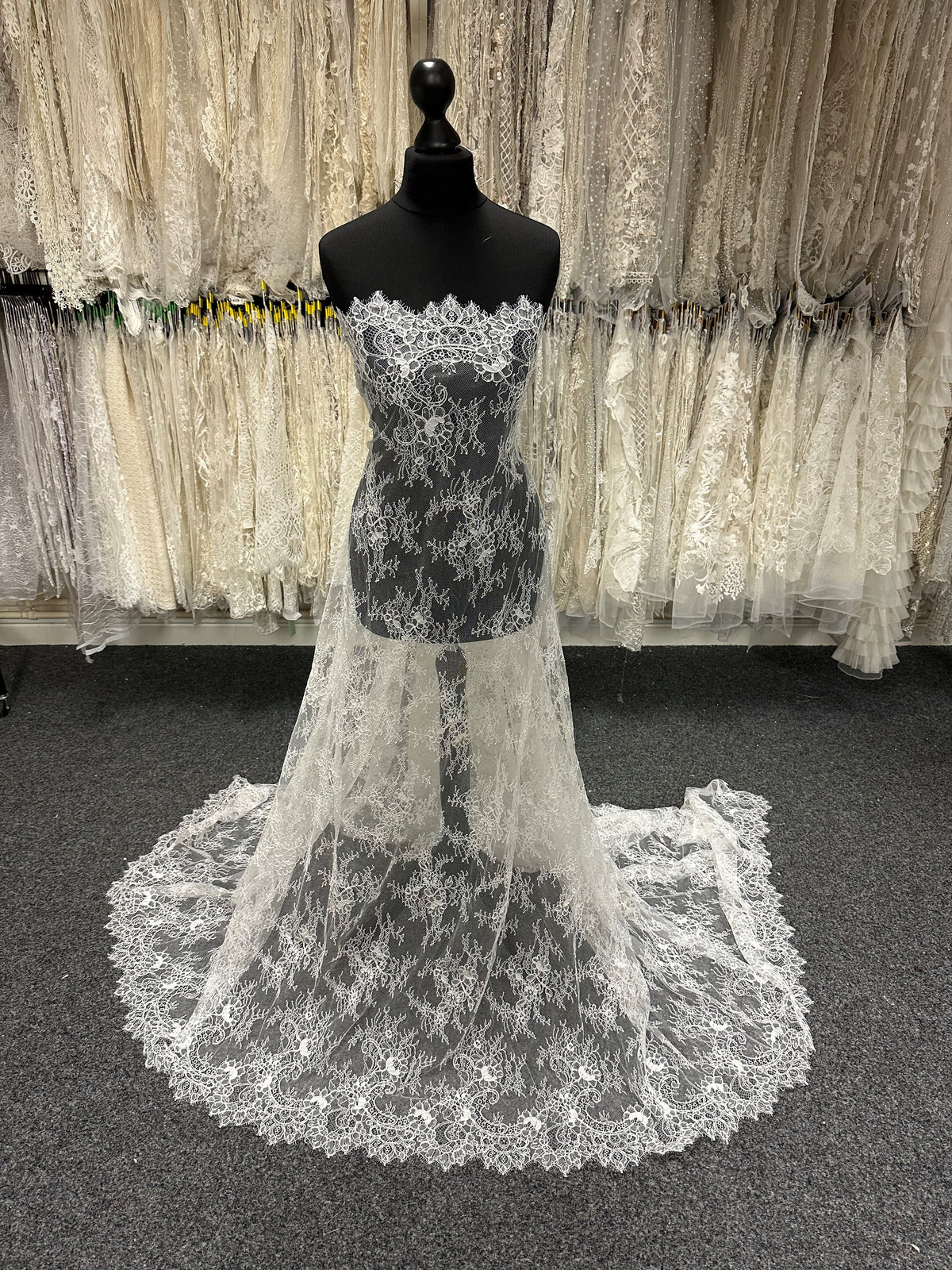 Elfenbeinfarbene Raschelspitze mit Kordel - Nubia