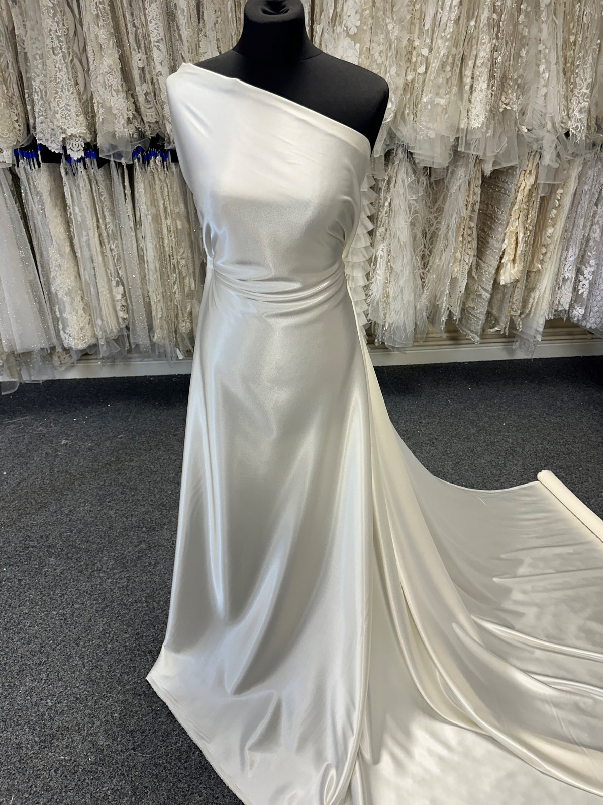 Elfenbeinfarbener Polyester-Stretch-Satin - Wisdom