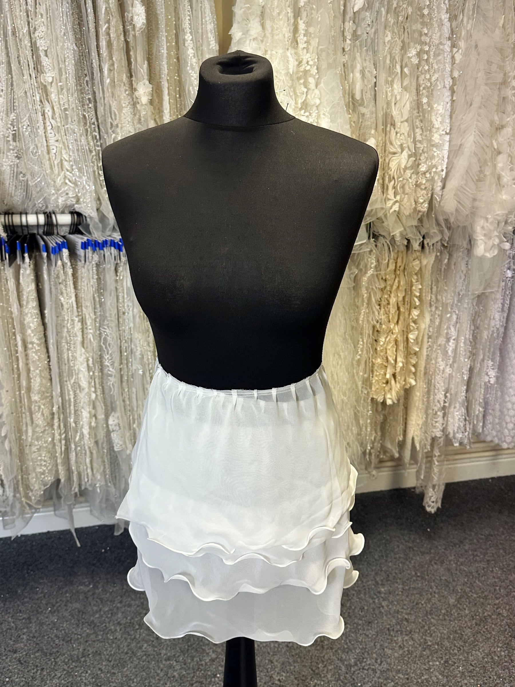 Elfenbeinfarbener Chiffonbesatz – Whirl