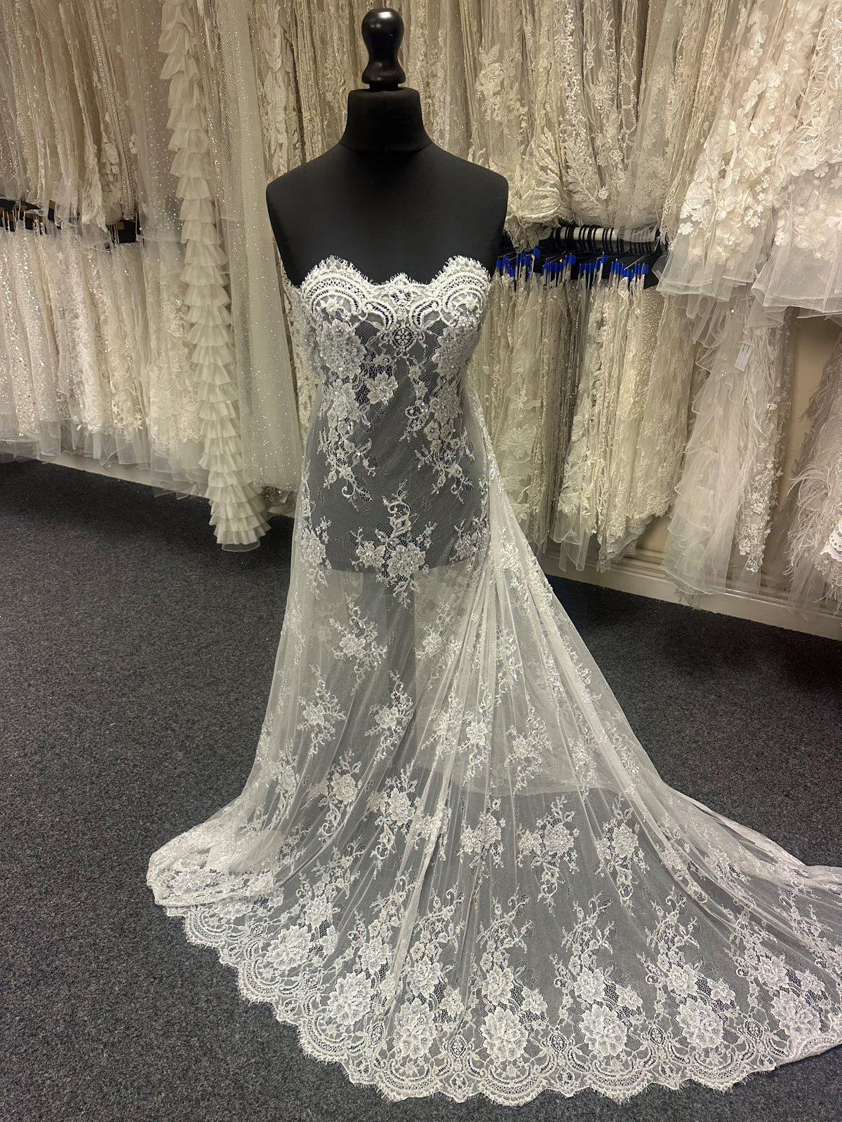 Elfenbeinfarbene Raschelspitze mit handbestickten Perlen - Camryn