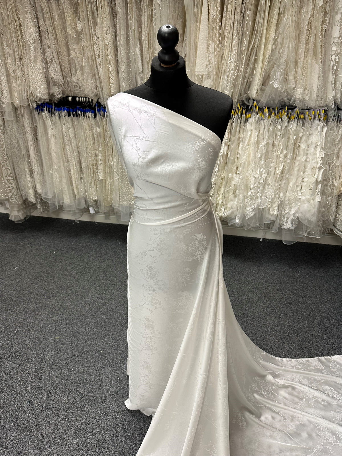 Elfenbeinfarbener Seidenjacquard – Echo