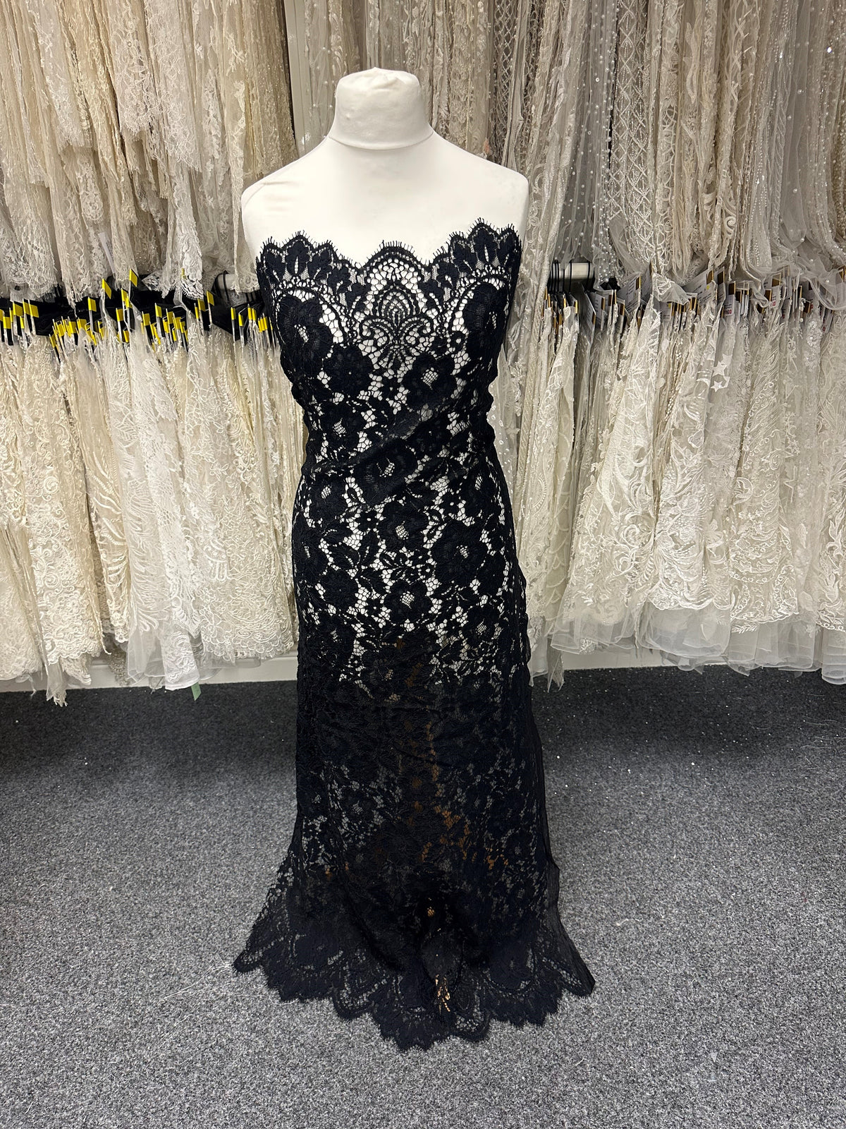 Schwarze schnurgebundene Raschelspitze – Maggie