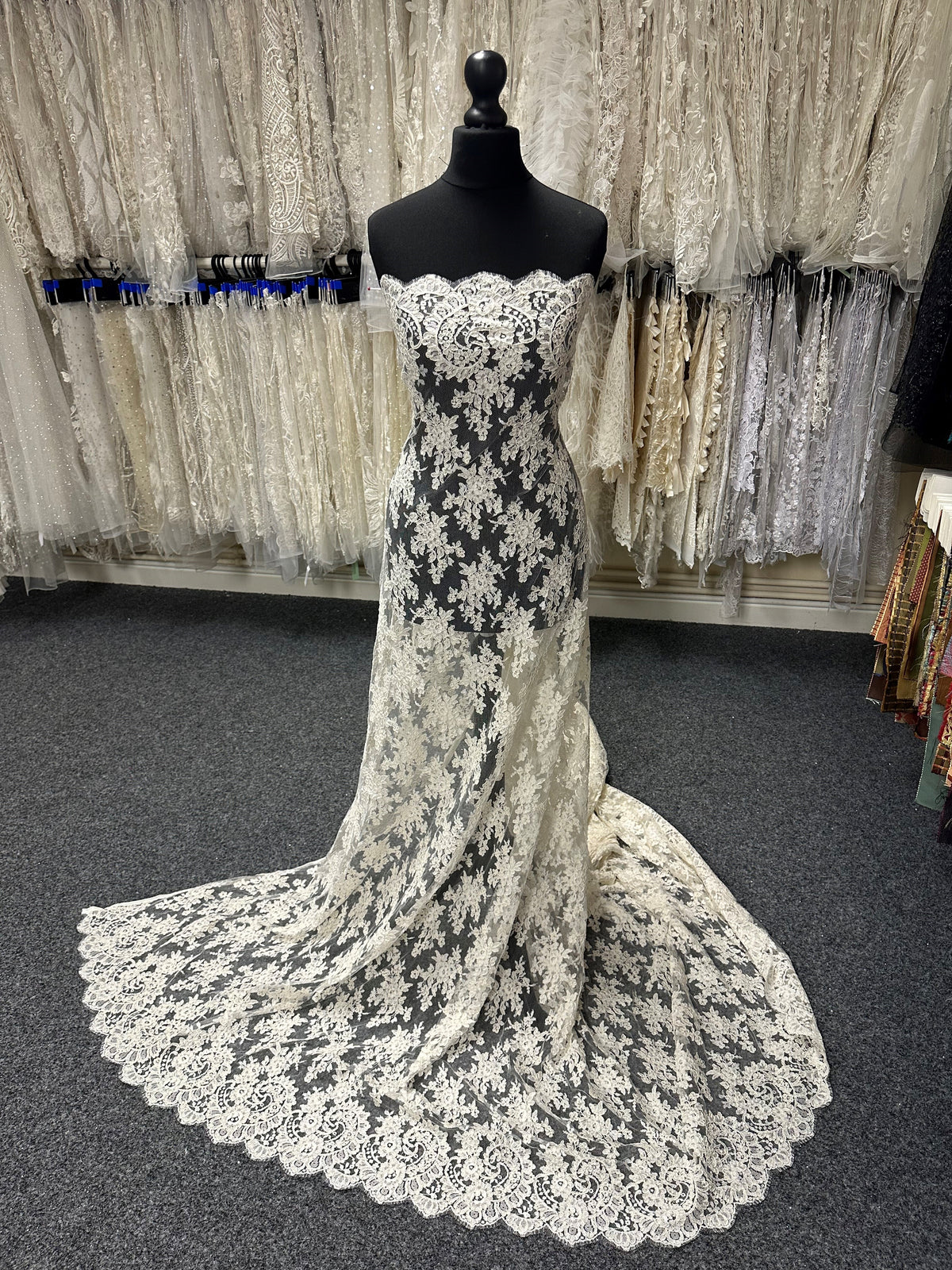 Elfenbeinfarbene Chantilly-Spitze mit Kordel – Odette