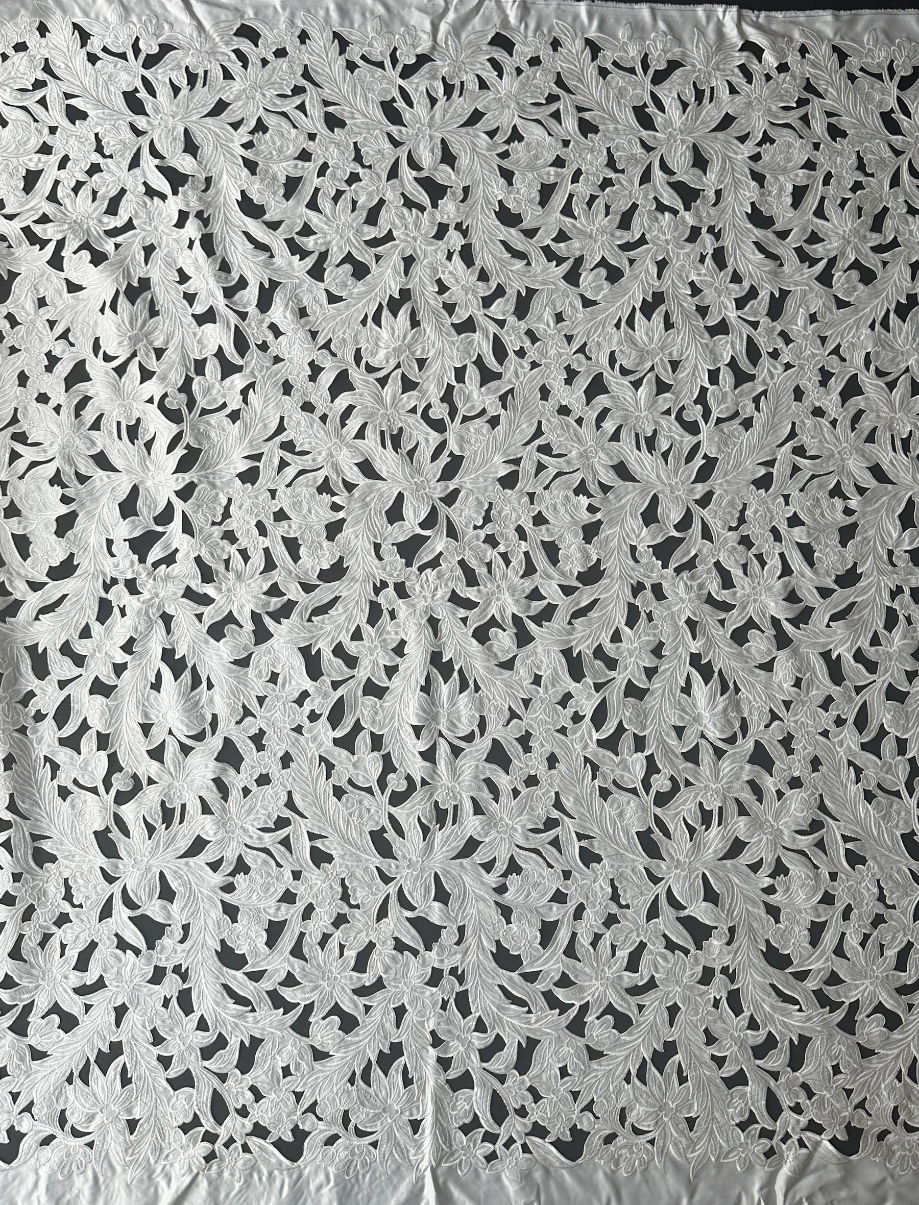 Elfenbeinfarbener lasergeschnittener Satin – Lantana