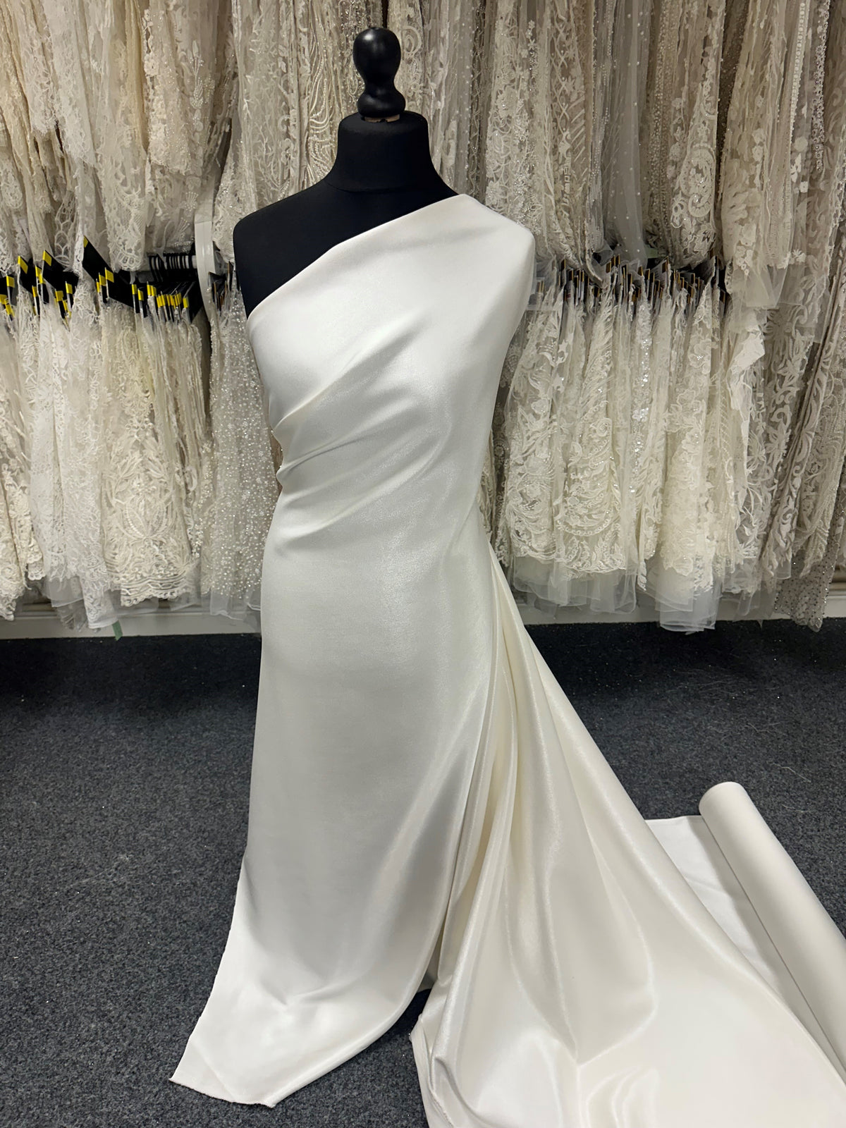 Elfenbeinfarbener schwerer Polyester-Satin - Succession