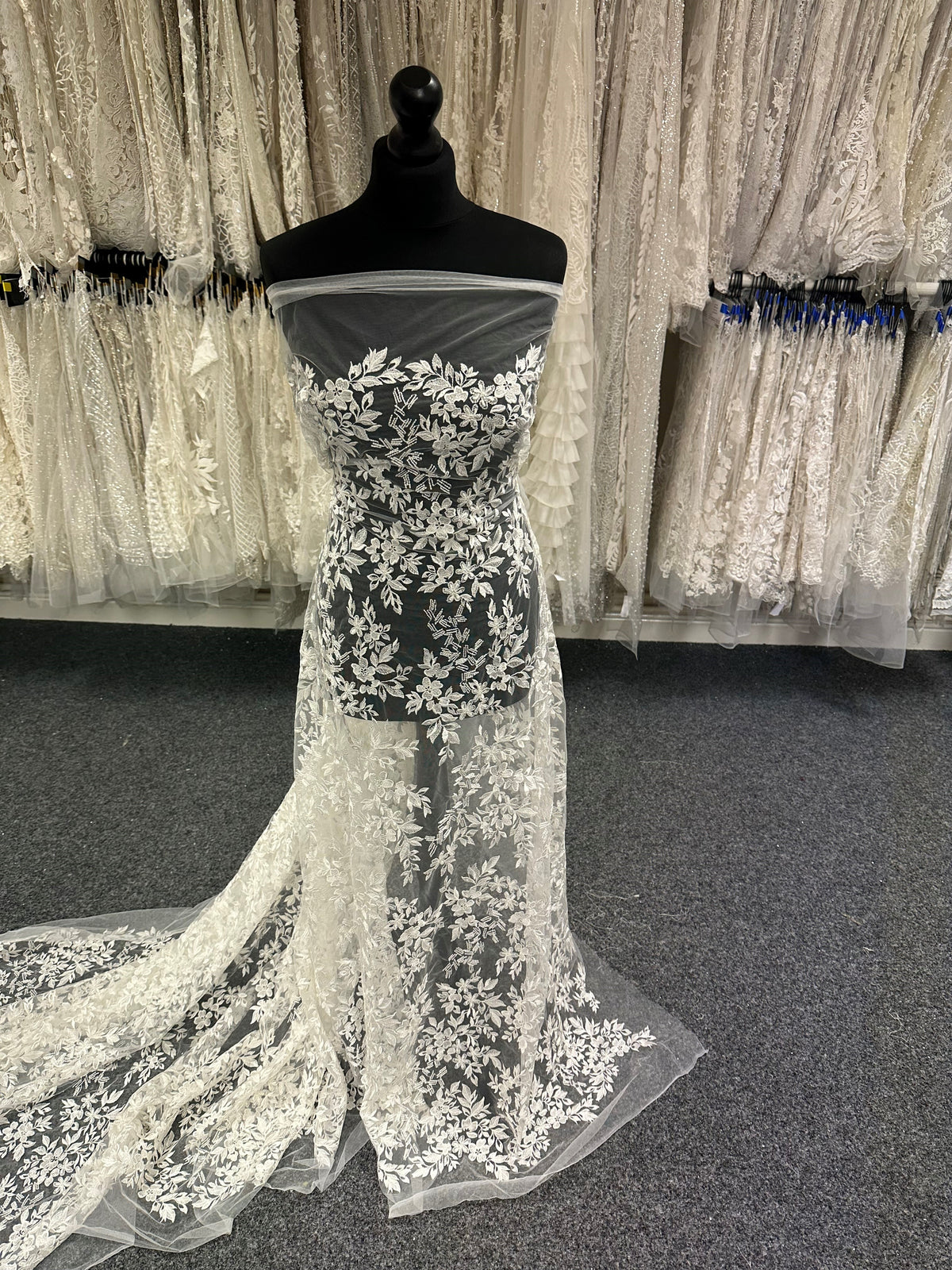 Elfenbeinfarbene Stickereispitze - Nuria