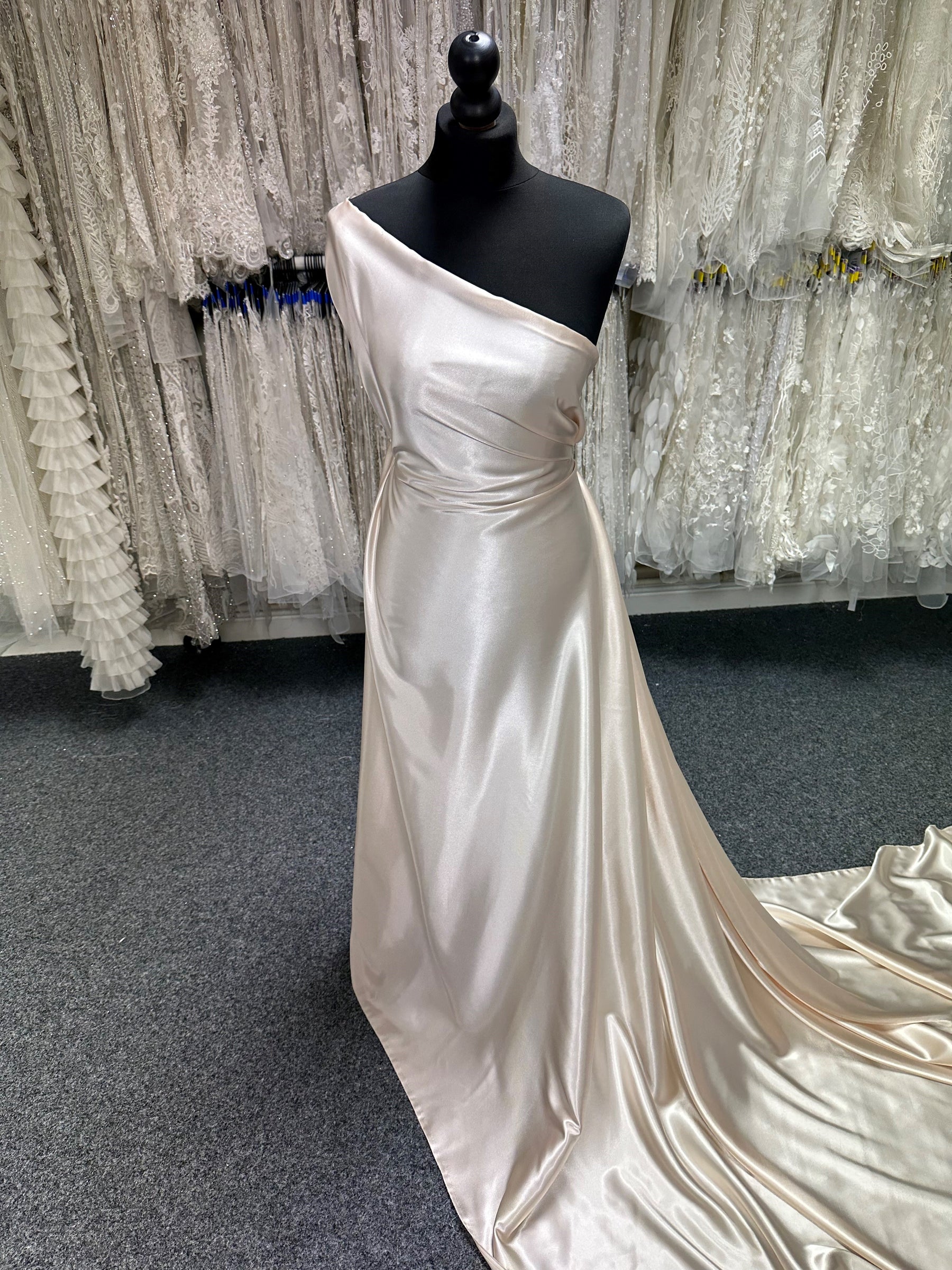 Champagnerfarbener Polyestersatin - Sacred
