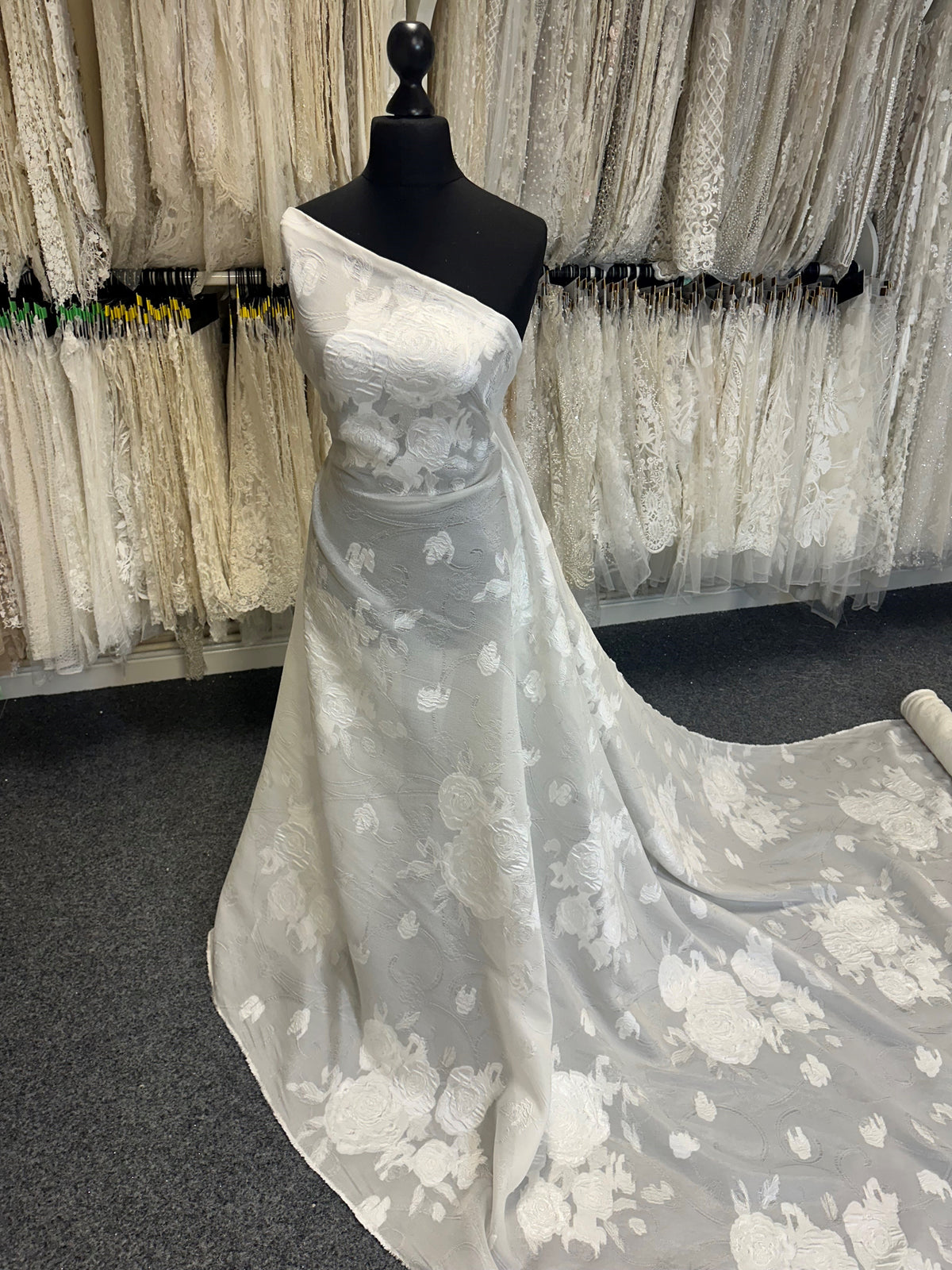 Italienischer Elfenbeinbrokat – Prodigious