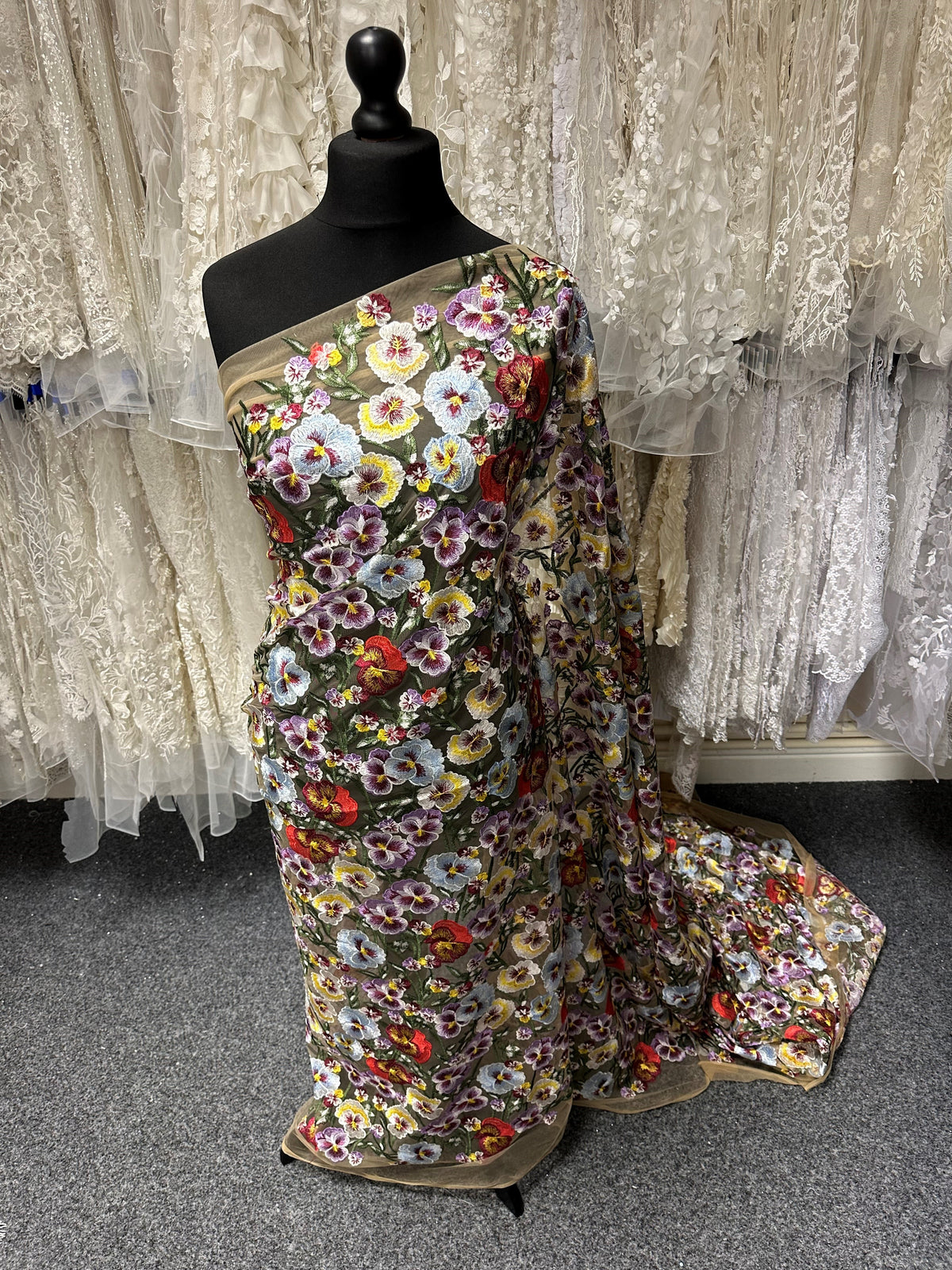 Mehrfarbige bestickte Spitze – Cody