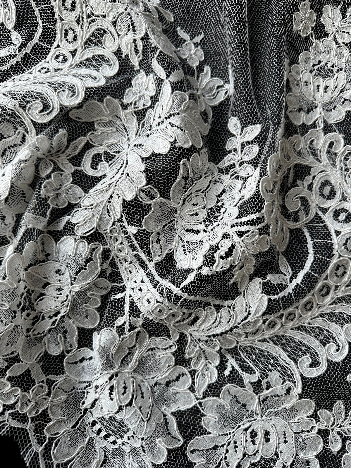 Elfenbeinfarbene Chantilly-Spitze mit Kordel - Zaya