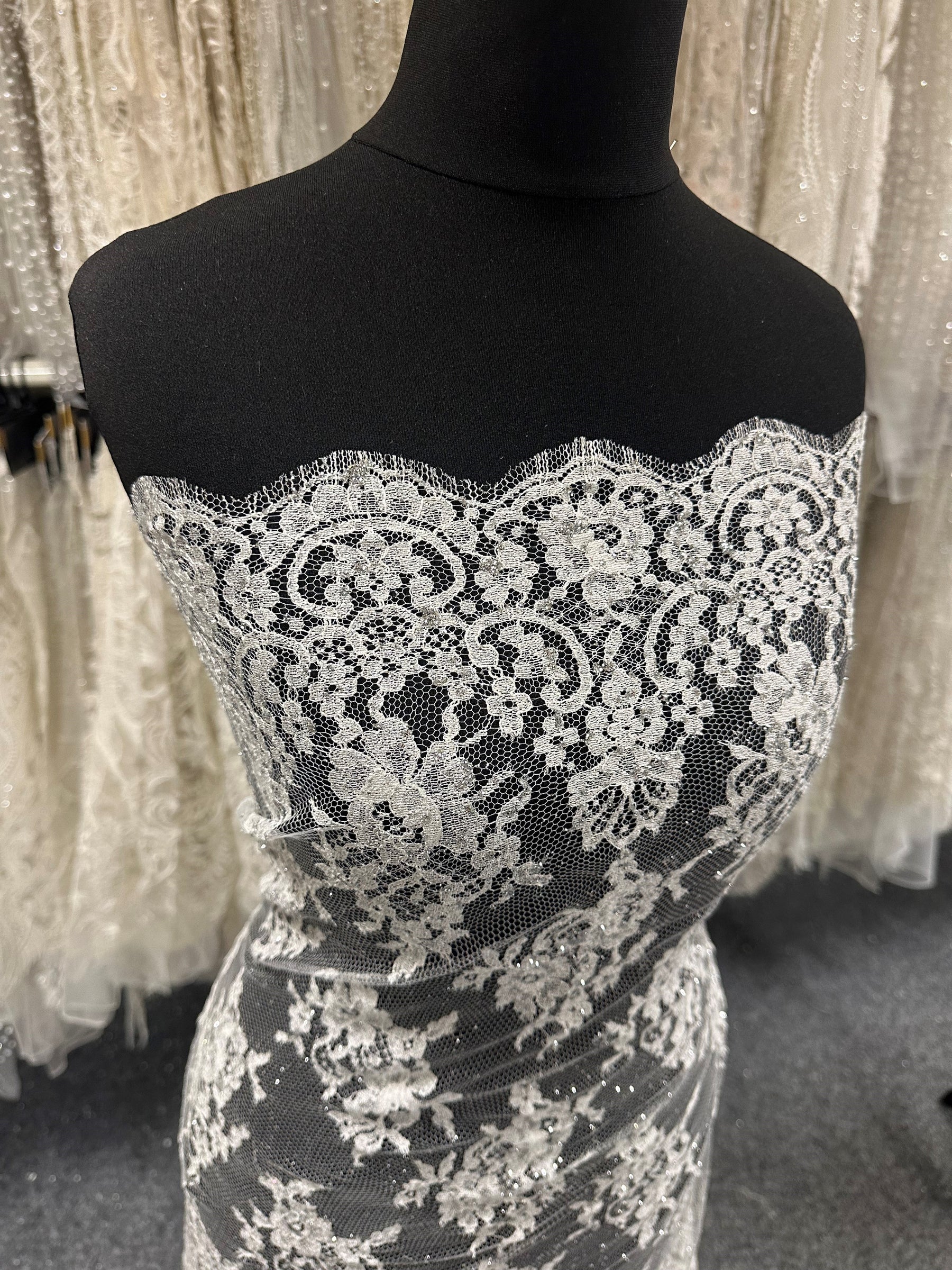 Chantilly-Spitze in Elfenbein und Silber – Natasha