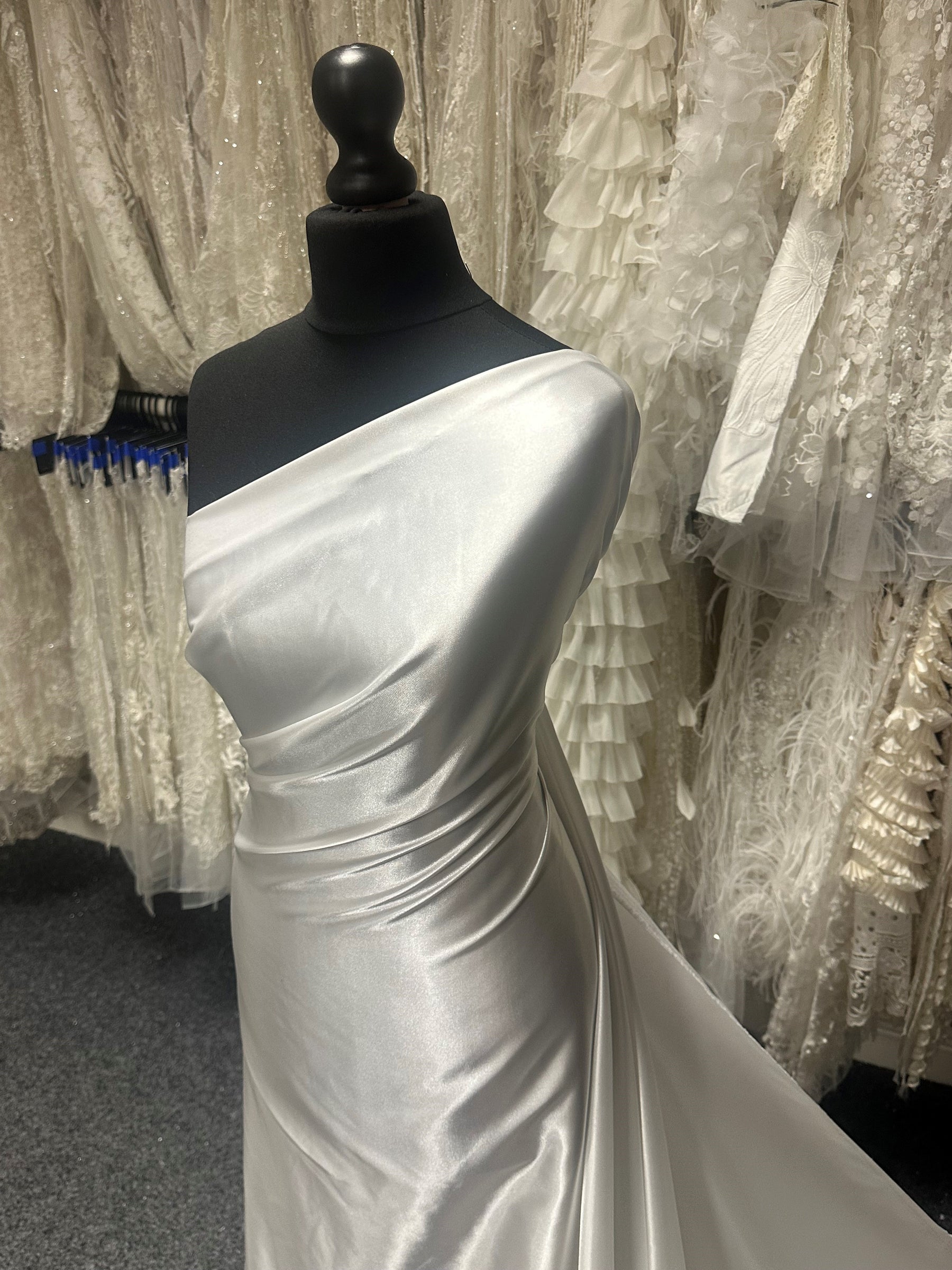 Elfenbeinfarbener Polyestersatin – Ascot