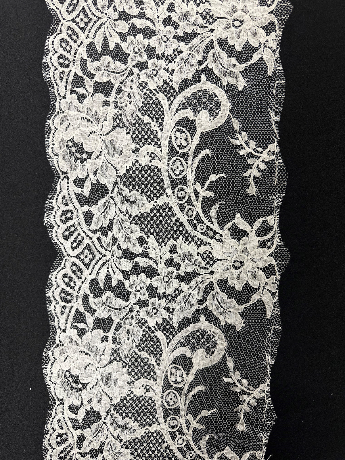 Elfenbeinfarbener Öko-Chantilly-Spitzenbesatz – Aveta