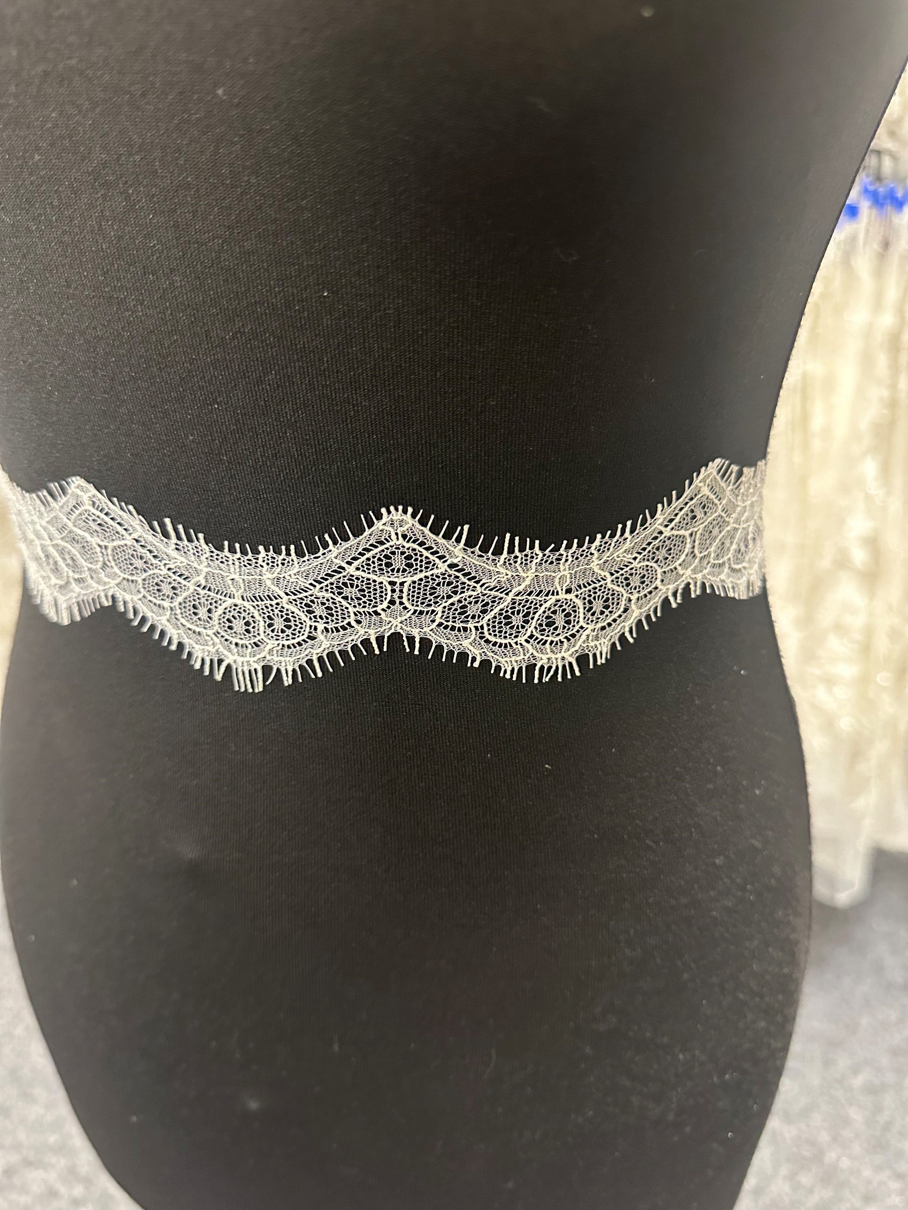 Elfenbeinfarbener Chantilly-Spitzenbesatz – Darcey